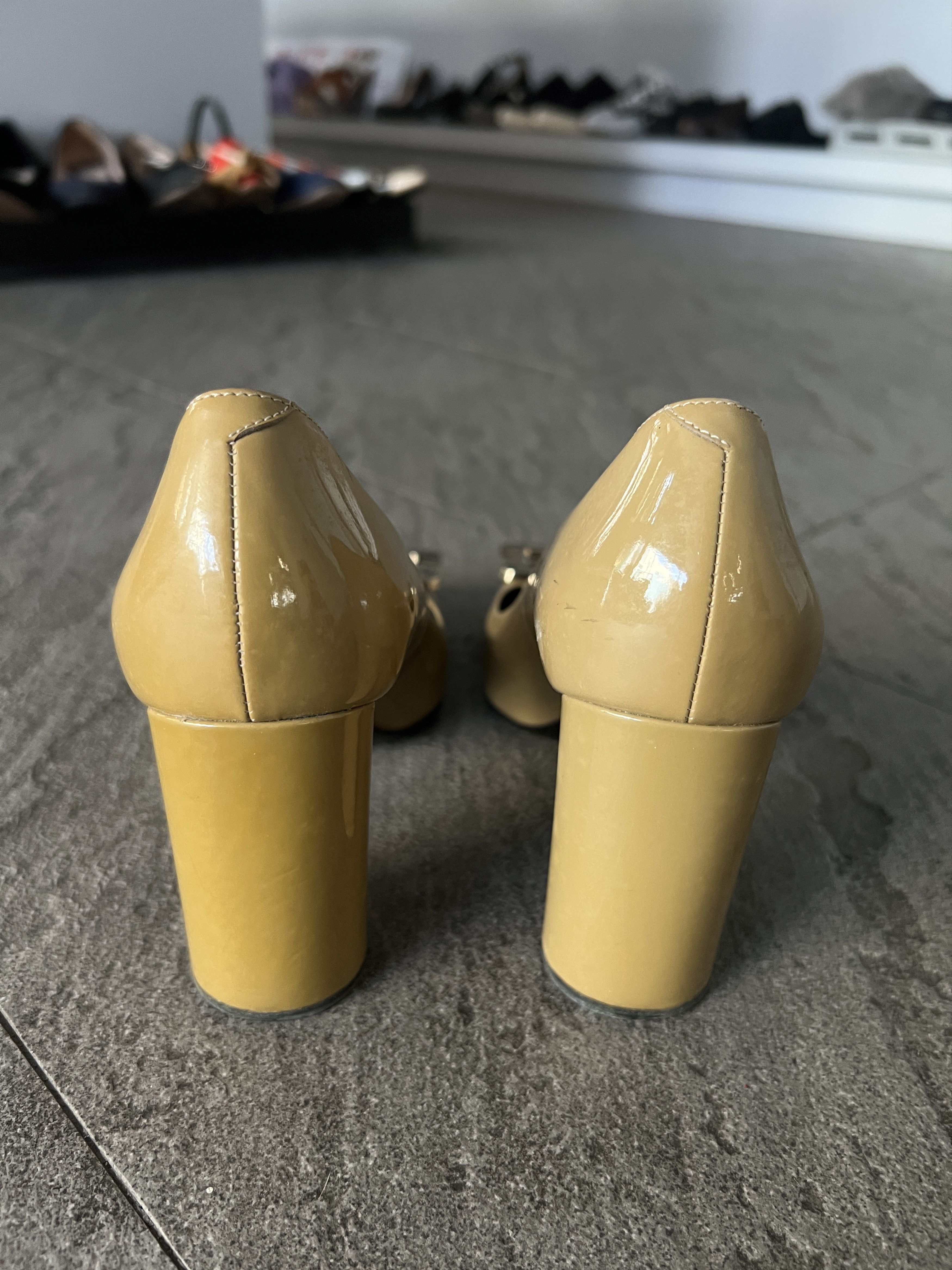 Roger Vivier Roger Vivier Belle Vivier Beige Patent Block Heel 35.5 Size US 5.5 / IT 35.5 - 6 Thumbnail