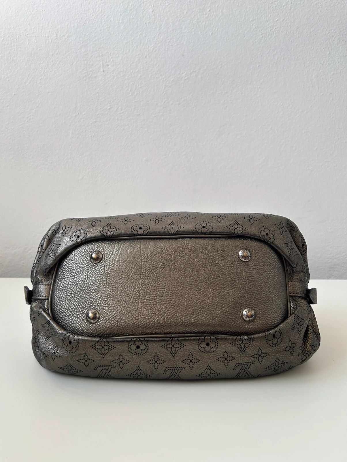 Louis Vuitton Louis Vuitton Argent Monogram Mahina handbag Size ONE SIZE - 6 Thumbnail
