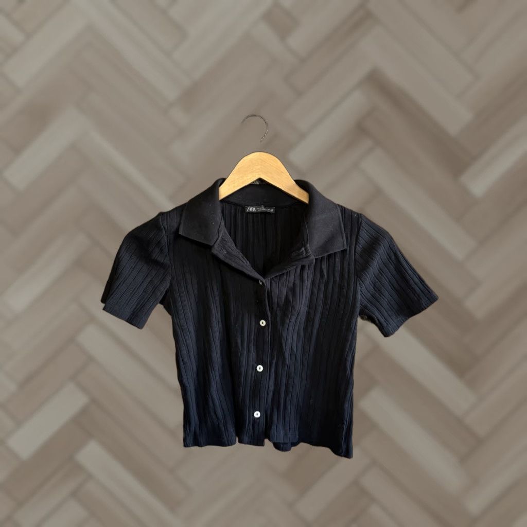 Zara Zara Womens Black Short Sleeve Button-Up Collar Ribbed Shirt Cropped Size S Size S / US 4 / IT 40 - 1 Thumbnail