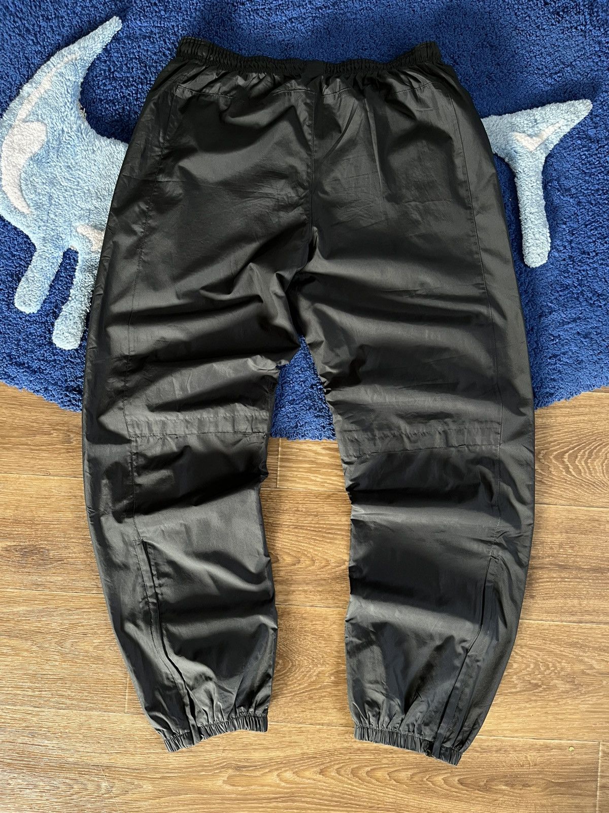 Nike 2000s Nike Manchester United Track Pants Vintage Drill Nylon Size US 34 / EU 50 - 2 Thumbnail