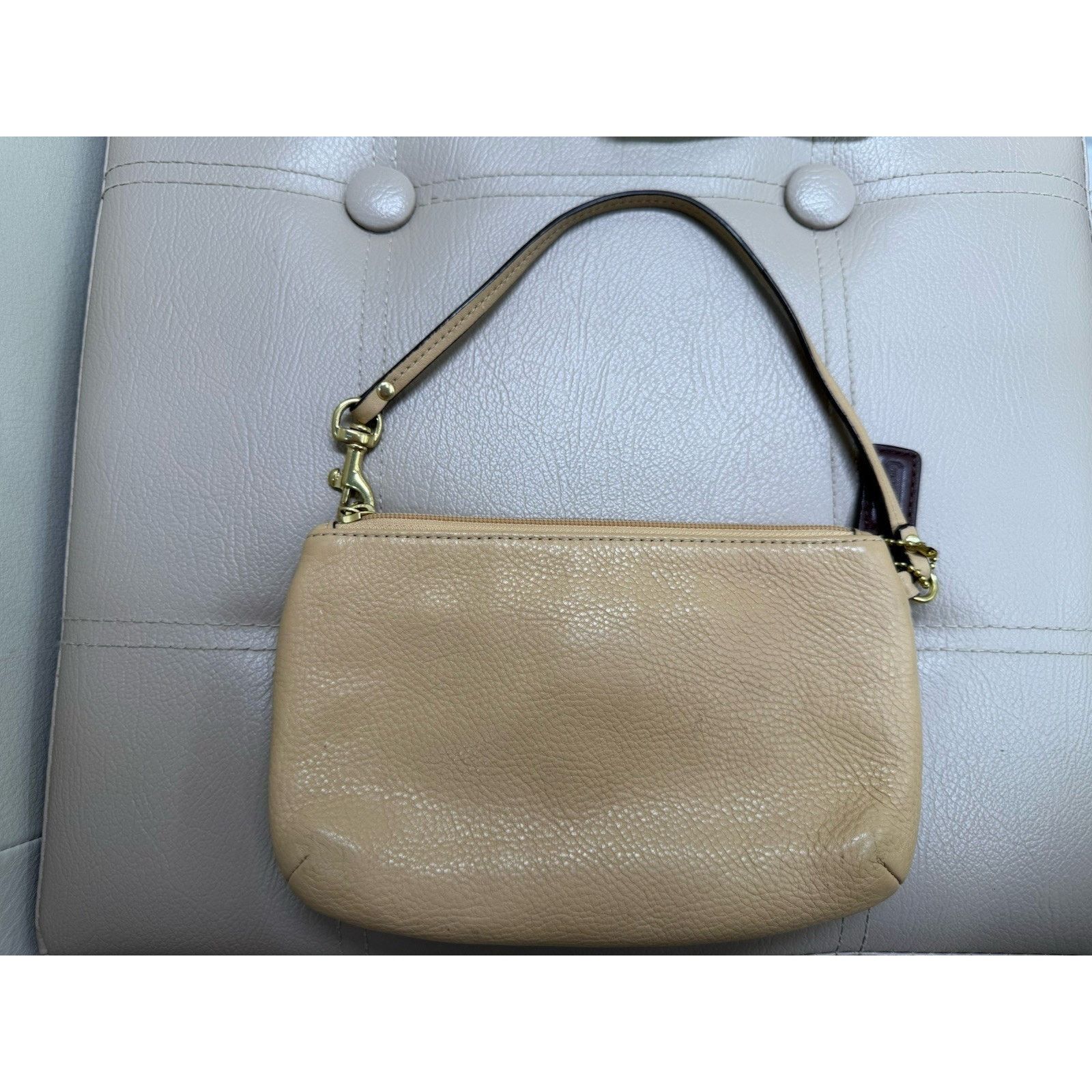 Coach Coach Biege Pebbled Leather Turn Lock Pocket Wristlet VGUC Size ONE SIZE - 2 Thumbnail