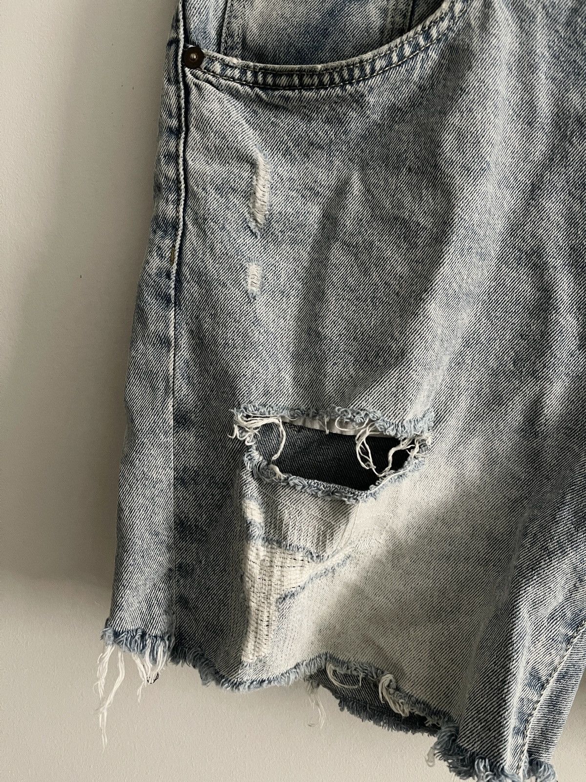H&M STEAL! H&M Vintage Line Distressed Jean Shorts (32) Size US 32 / EU 48 - 4 Thumbnail