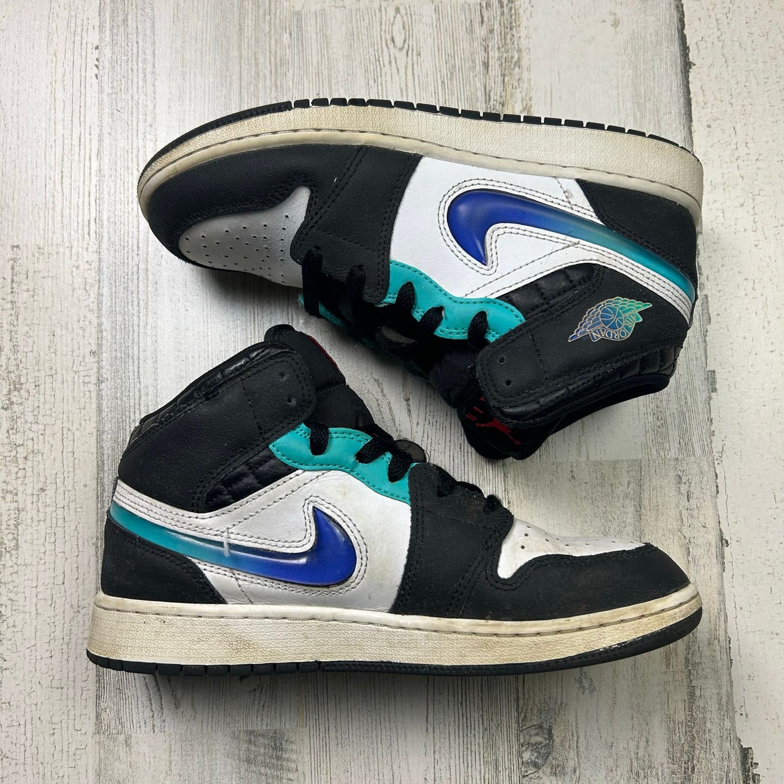 Jordan Brand × Nike Jordan 1 Mid SE Black White Hyper Jade (GS) - fQ8095-001 Size US 6 / EU 39 - 3 Thumbnail
