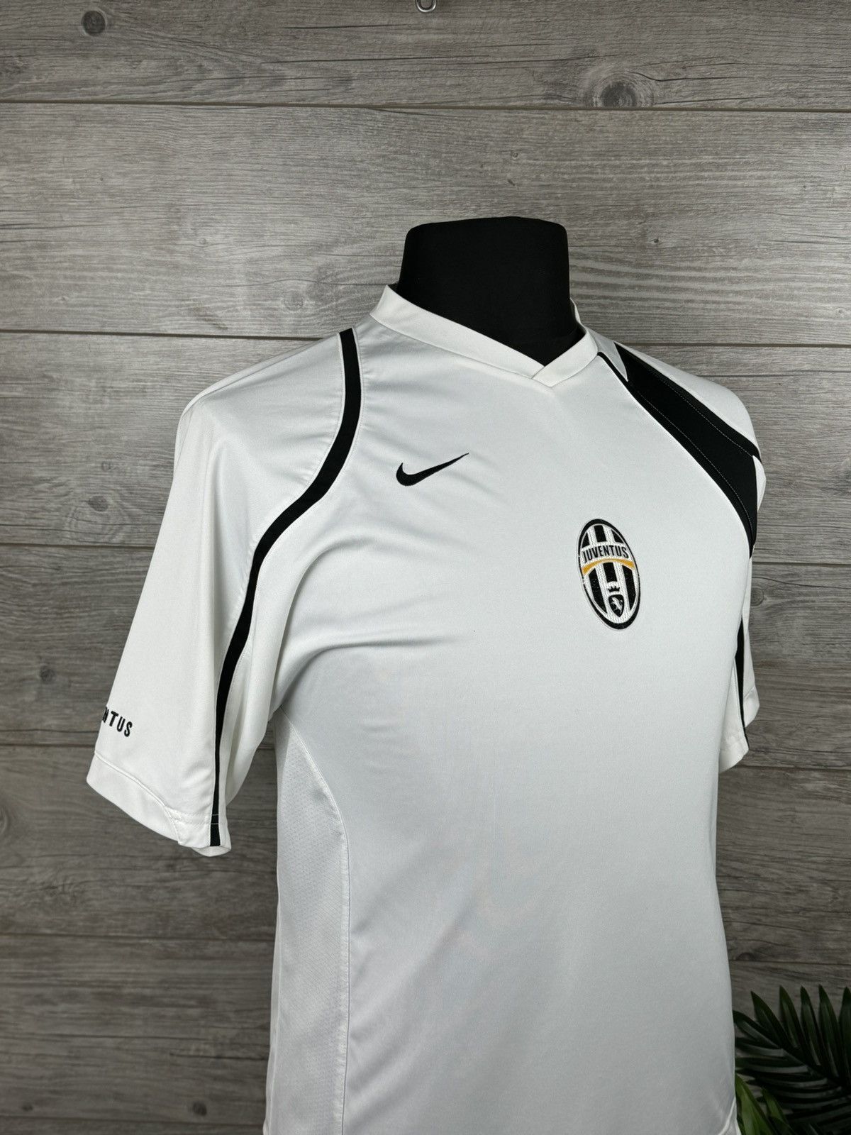 Nike 2005/06 JUVENTUS Soccer jersey NIKE Size M Size US M / EU 48-50 / 2 - 5 Thumbnail