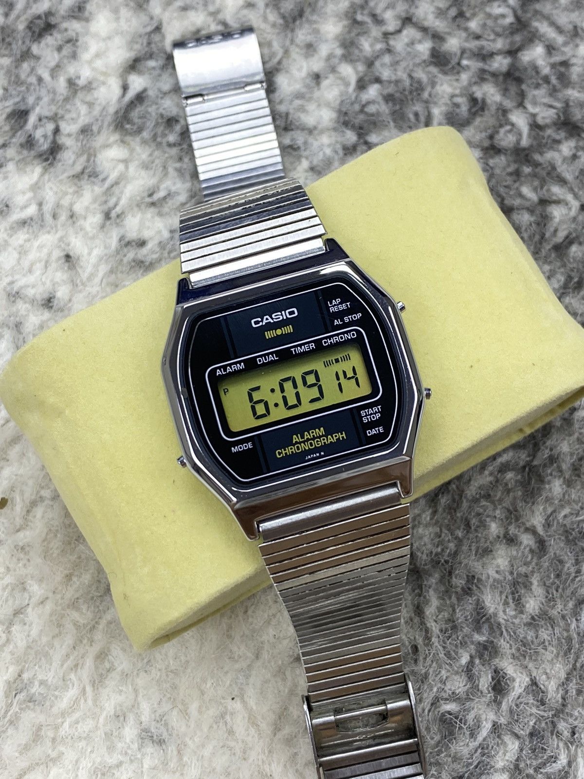 Casio 🔥RARE🔥Vintage 1984 Casio SA-53 Ultra-Thin Alarm Chrono JDM Size ONE SIZE - 4 Thumbnail