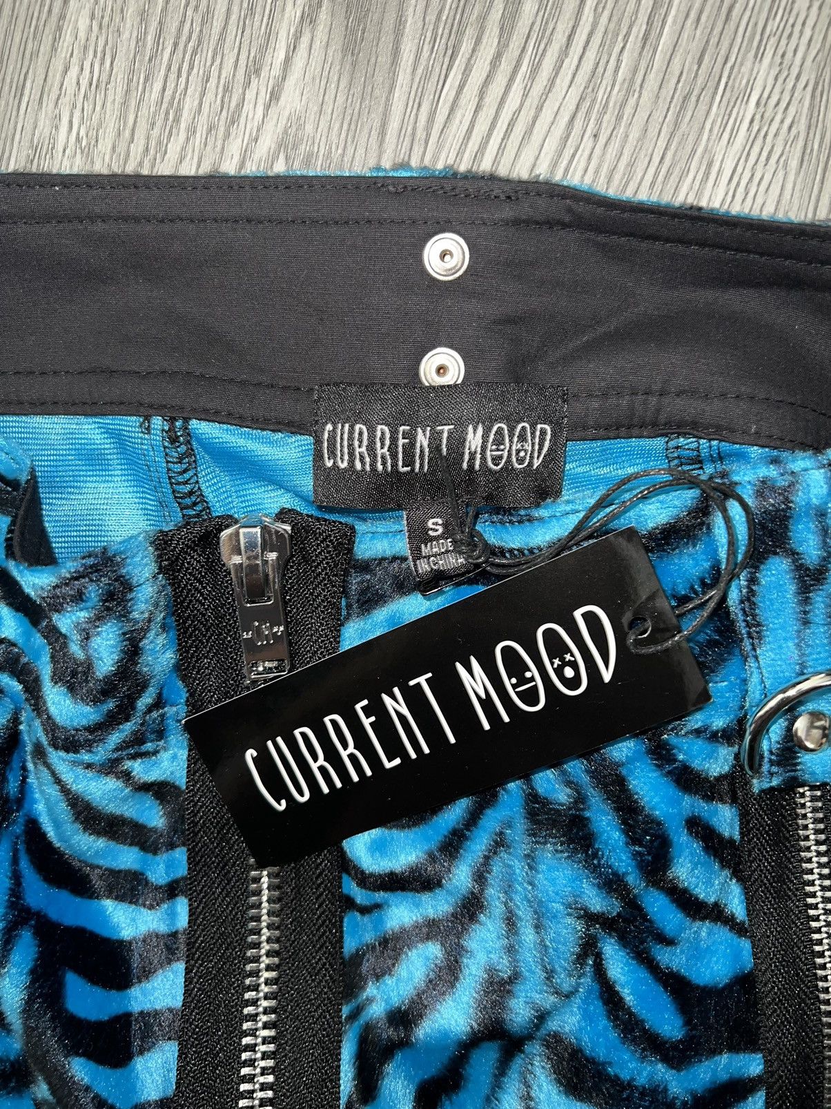 Tripp NYC Blue zebra mini skirt with hand cuff 🦓💙 Size 24" / US 00 / IT 34 - 9 Thumbnail