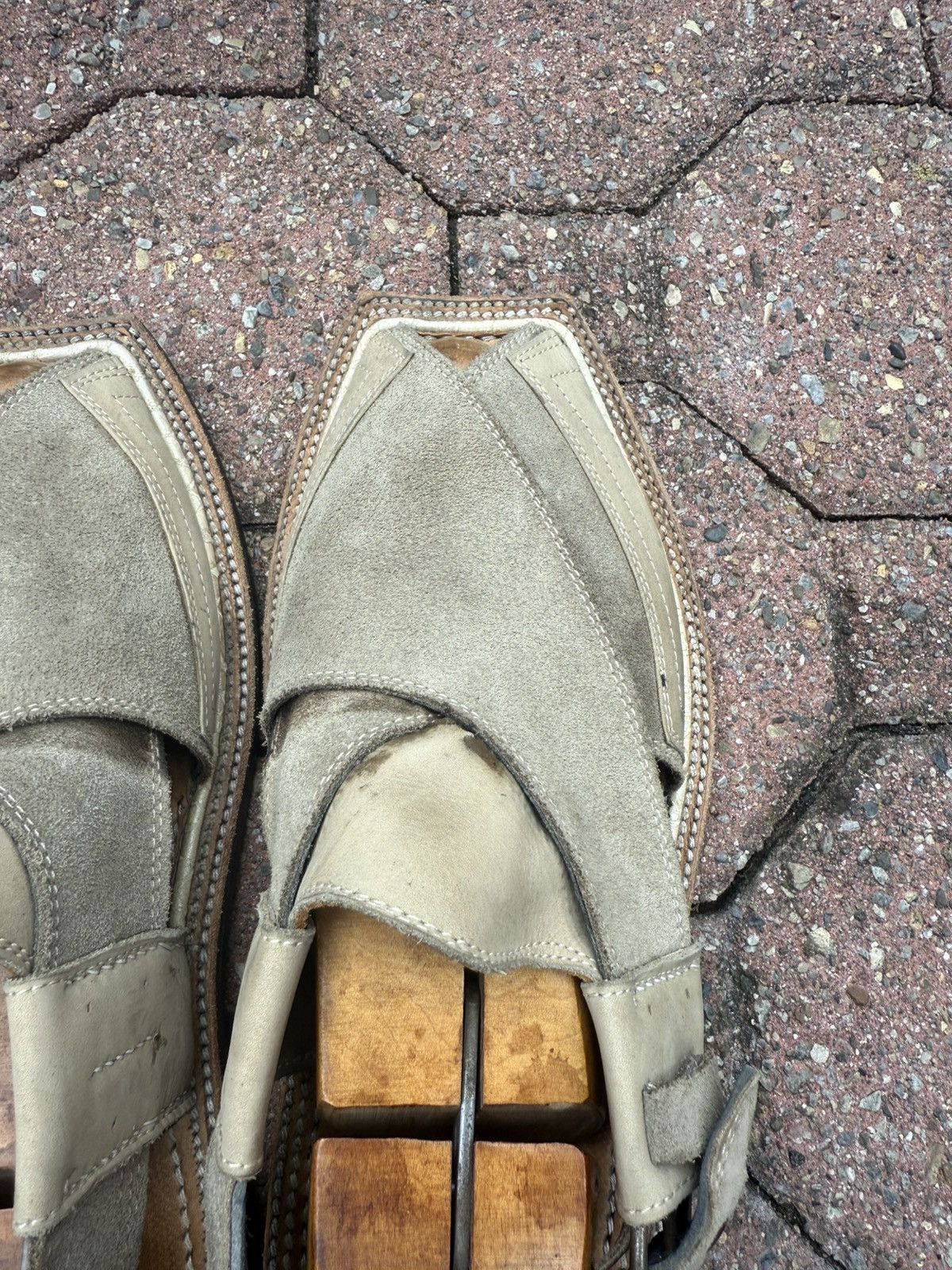 Vintage Sandals Men Peshawari Chappal Handmade Grey 1980s Size US 10 / EU 43 - 7 Thumbnail