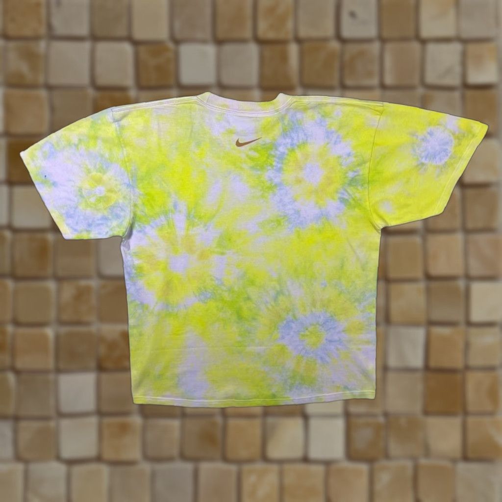 Nike VINTAGE Nike Basketball Swoosh Spellout Yellow Graphic Tie Dye T-Shirt Large Mens Short Sleeve Round Neck Cotton Logo Size US L / EU 52-54 / 3 - 1 Thumbnail