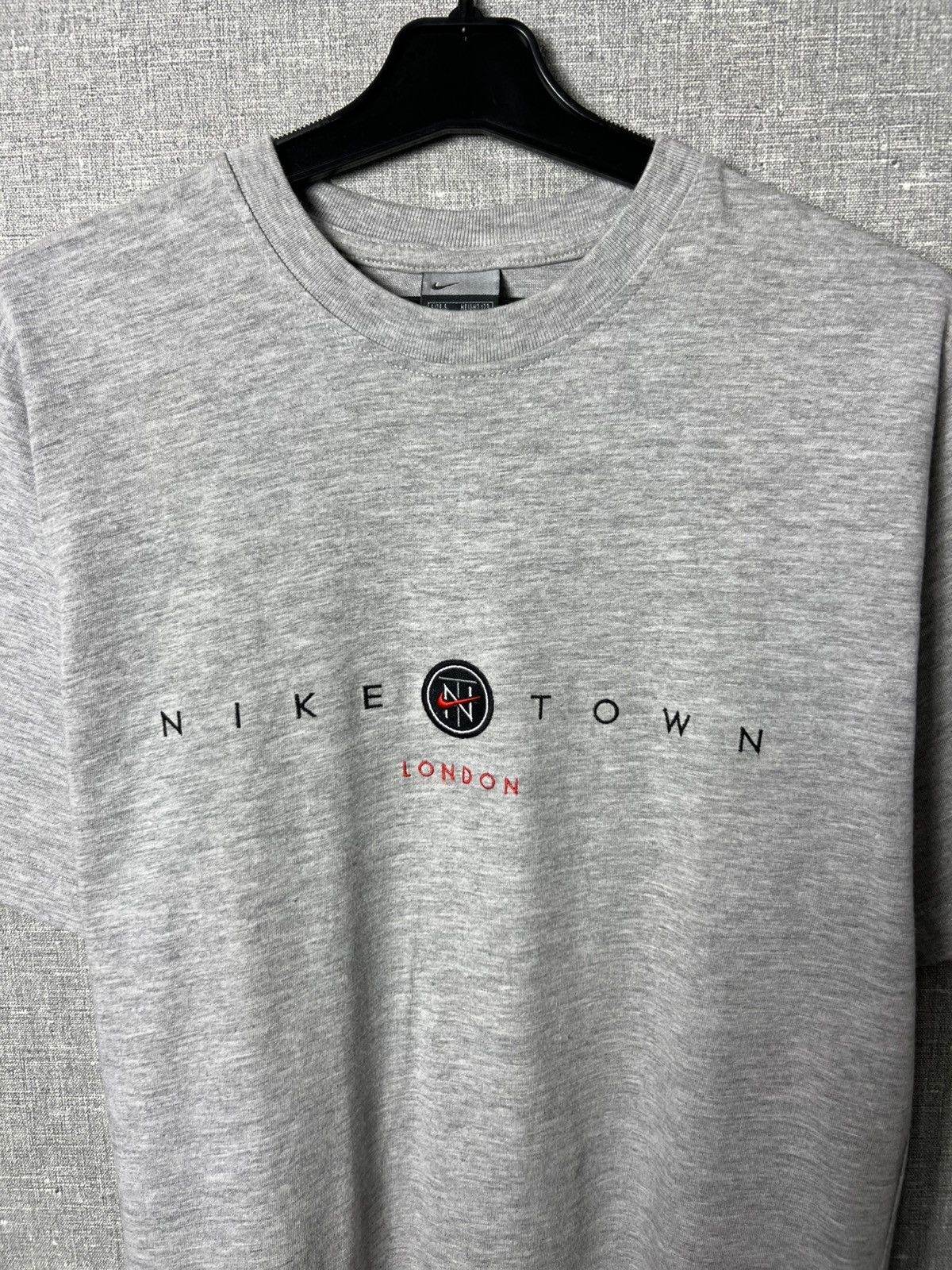 Nike Vintage 90s Nike Town London Embroidered Centre Logo Tee Size US S / EU 44-46 / 1 - 3 Thumbnail
