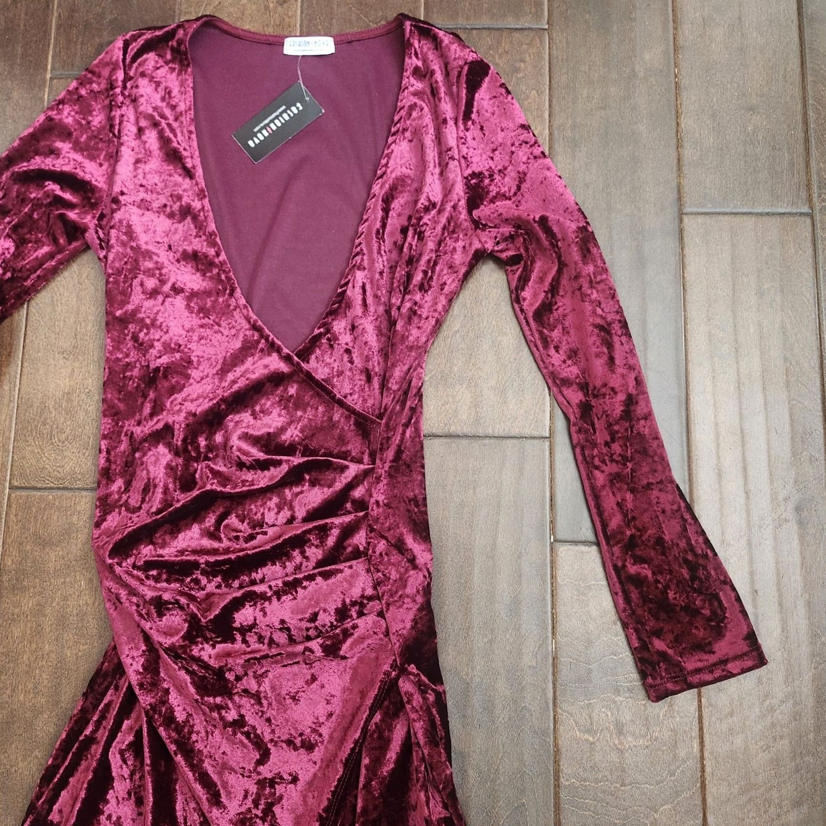 Fashion Nova Fashion Nova Riya Crushed Velvet Dress M Burgundy Wrap NWT Size M / US 6-8 / IT 42-44 - 6 Thumbnail