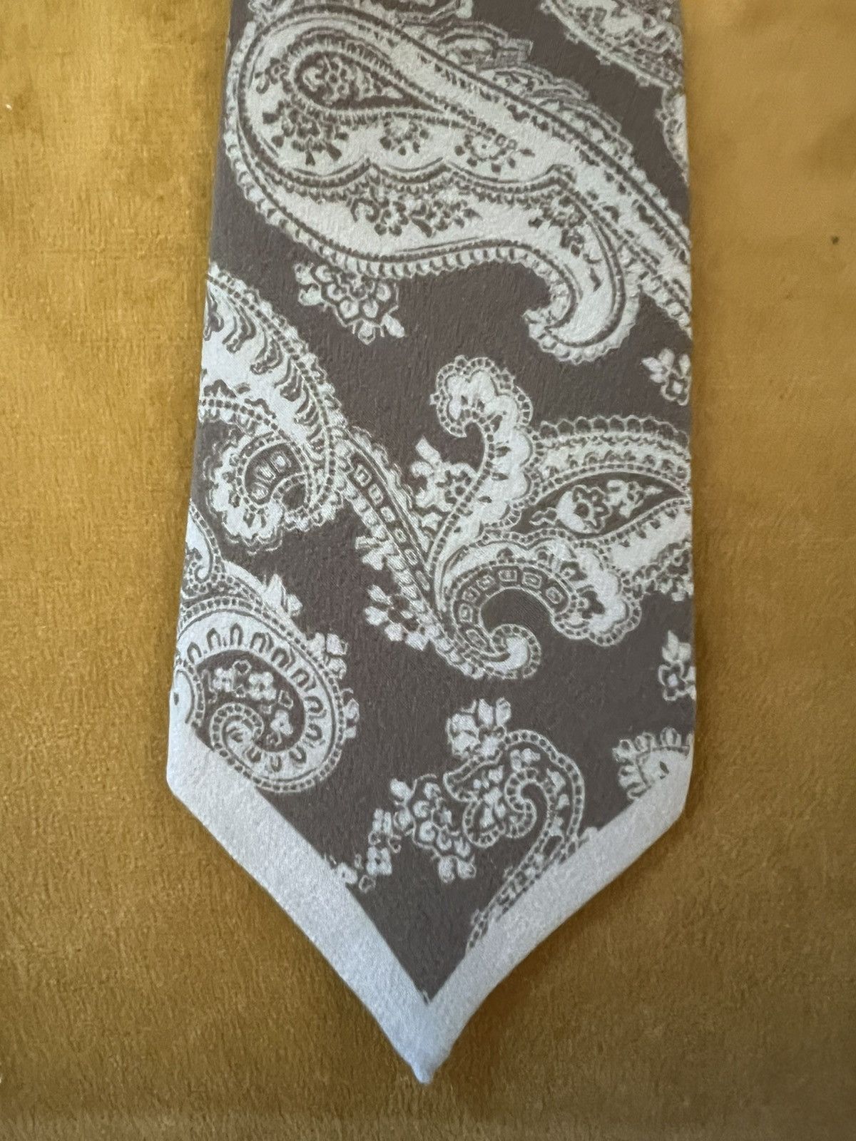 Yves Saint Laurent YSL silk paisley tie in beige, made in France Size ONE SIZE - 2 Thumbnail