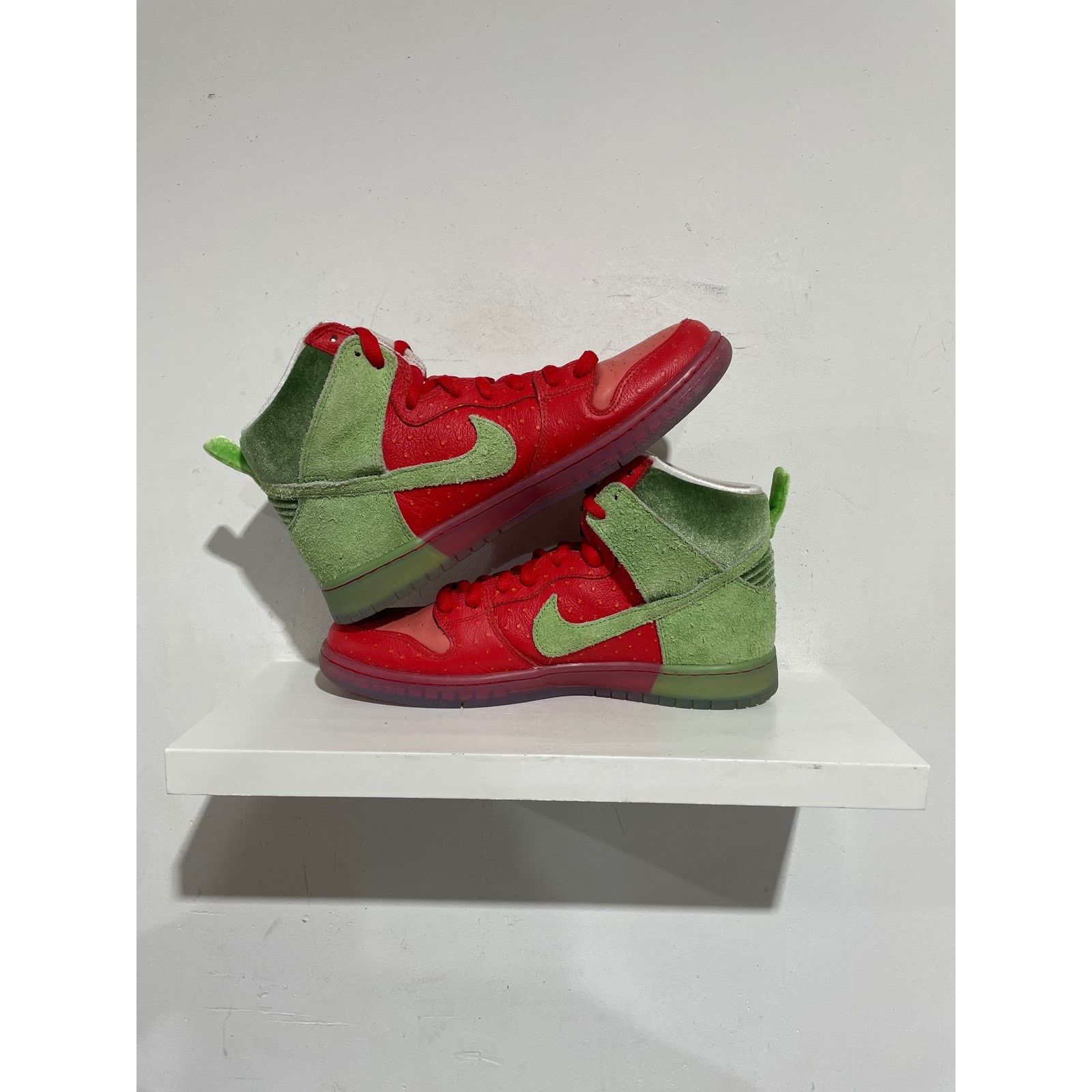 Nike NIKE SB HIGH STRAWBERRY COUGH SIZE 10 PREOWNED Size US 10 / EU 43 - 2 Thumbnail