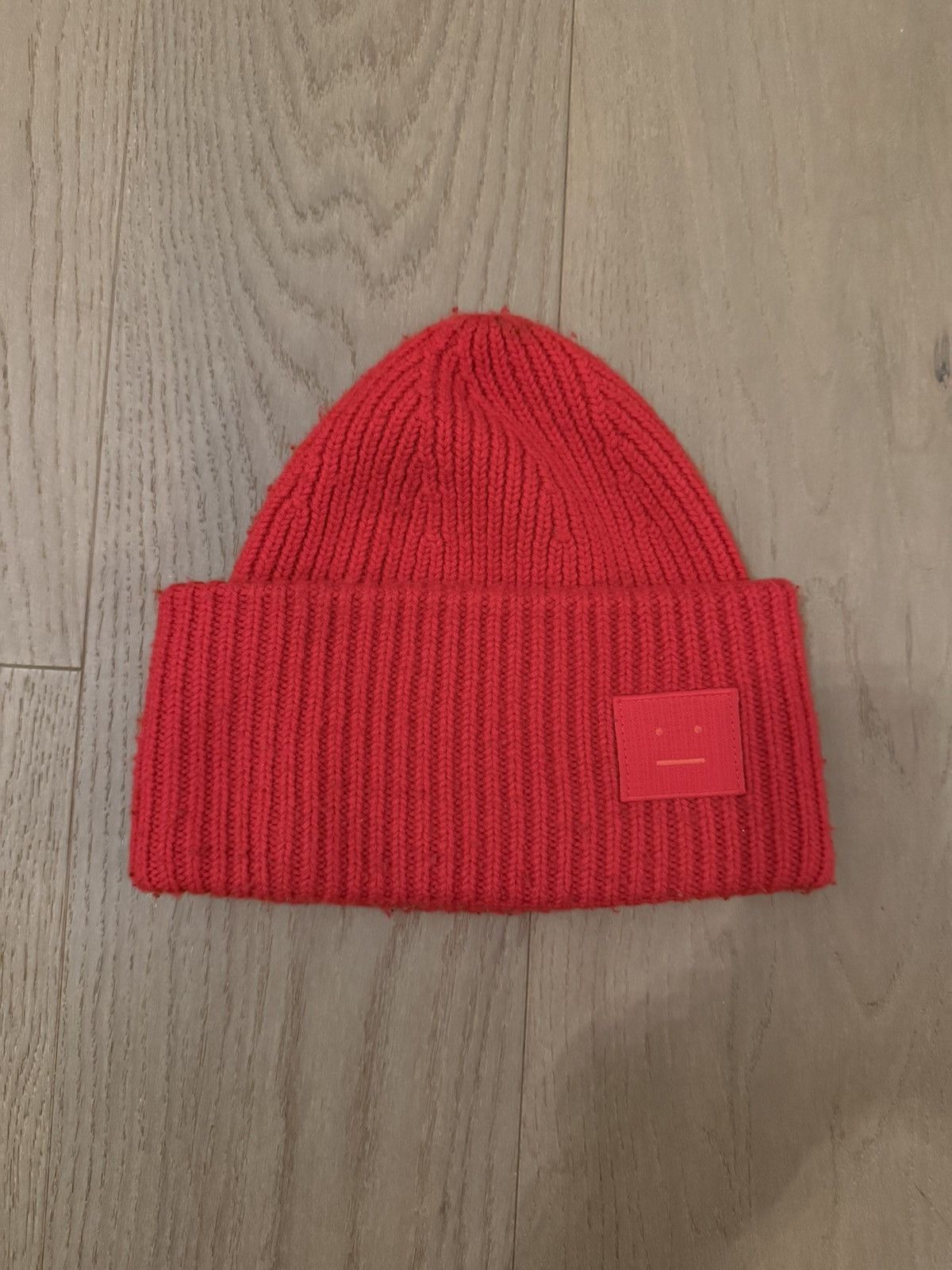 Acne Studios Acne Studios RED Face Logo Ribbed Beanie Size 36 - 1 Thumbnail