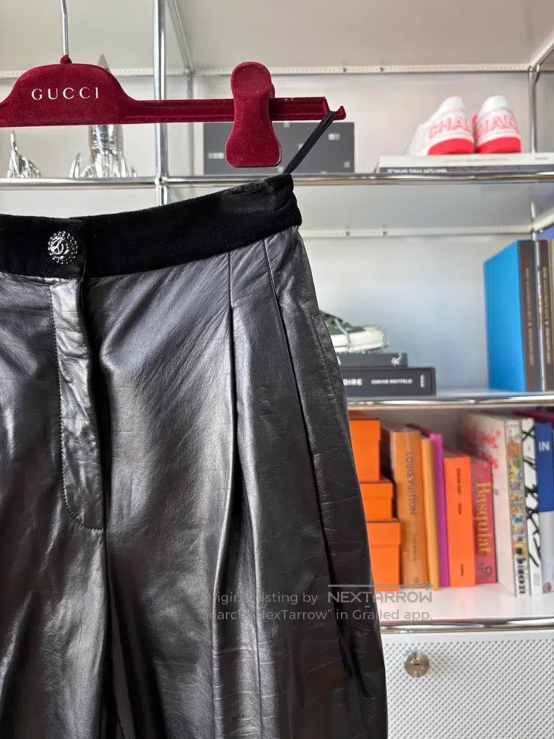 Chanel Chanel Black skirt pants with waist stitching velvet mater Size 24" / US 00 / IT 34 - 2 Thumbnail
