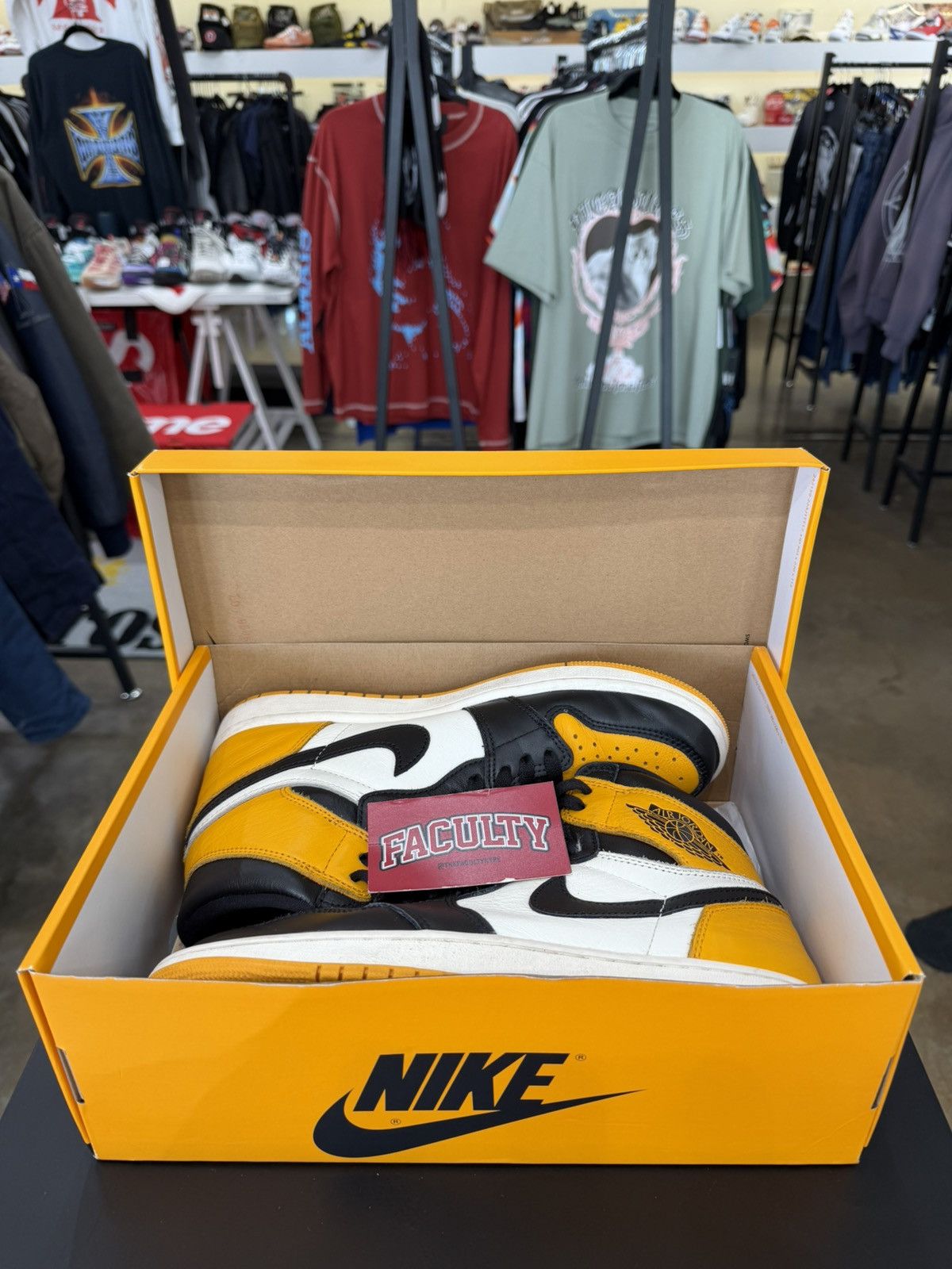 Jordan Brand Air Jordan 1 Taxi Size 9 (2022) Size US 9 / EU 42 - 11 Thumbnail