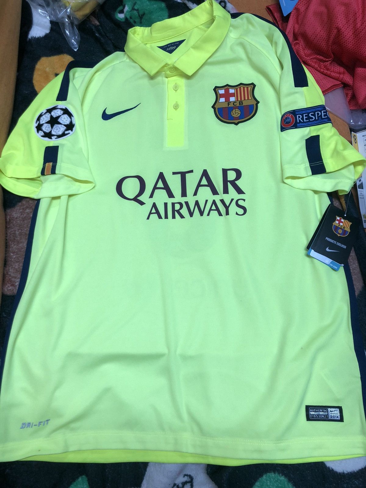 image of Bloke x F C Barcelona Barcelona 14/15 Champion League Away Shirt 5 Sergio in Yellow (Size Large)