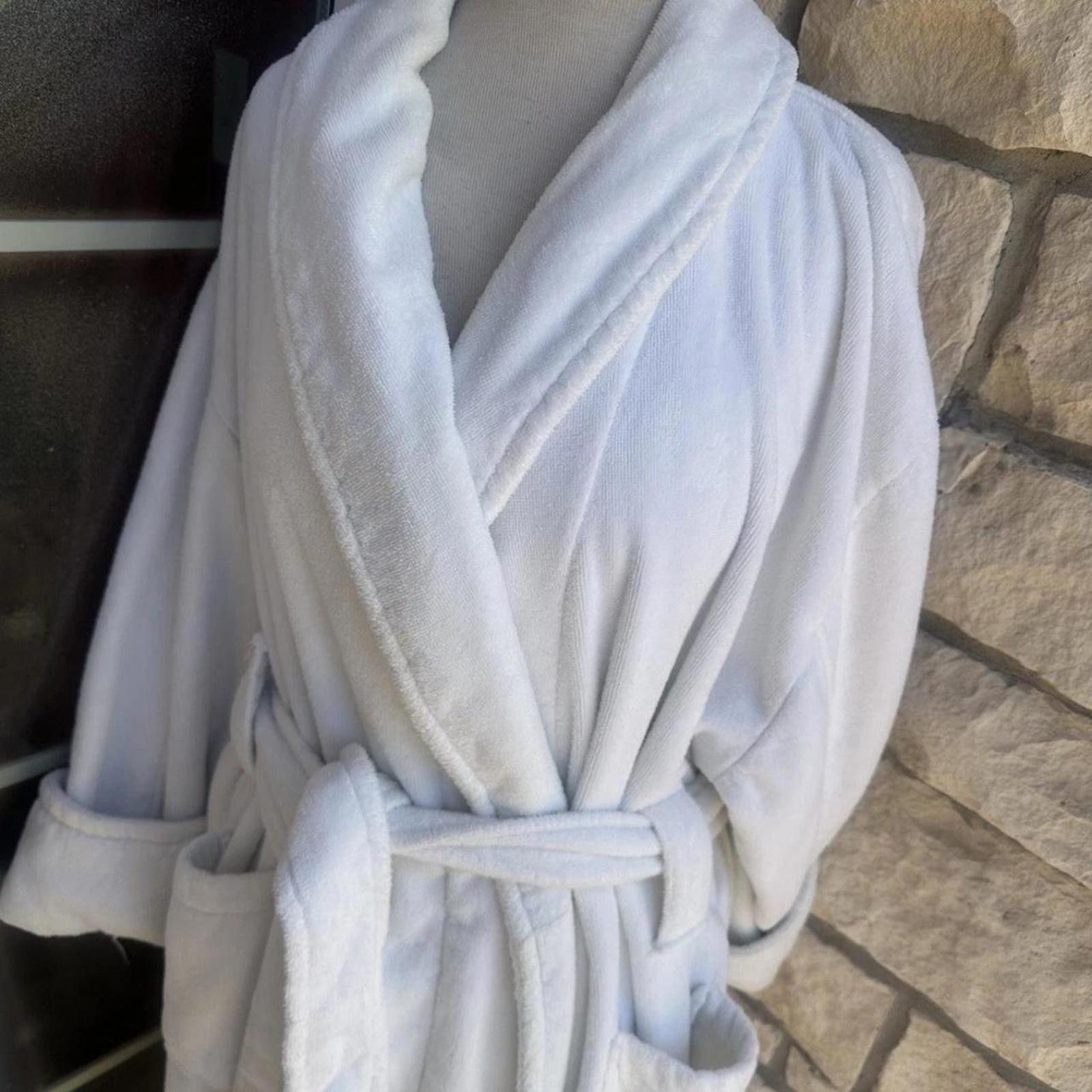 Neiman Marcus Neiman Marcus Women's White Rob Size ONE SIZE - 2 Thumbnail