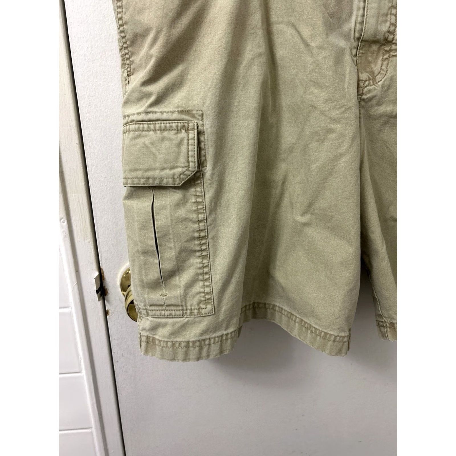 Vintage VINTAGE? No. LL Bean Cargo Shorts Mens 44 Tan Comfort Waist 9" Cargo Pocket 100% Cotton Khaki Short Size US 44 / EU 60 - 4 Thumbnail