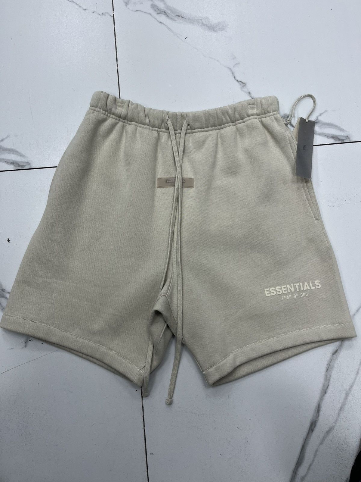 Essentials Fear of God Essentials Shorts "Wheat" Size US 26 / EU 42 - 1 Thumbnail
