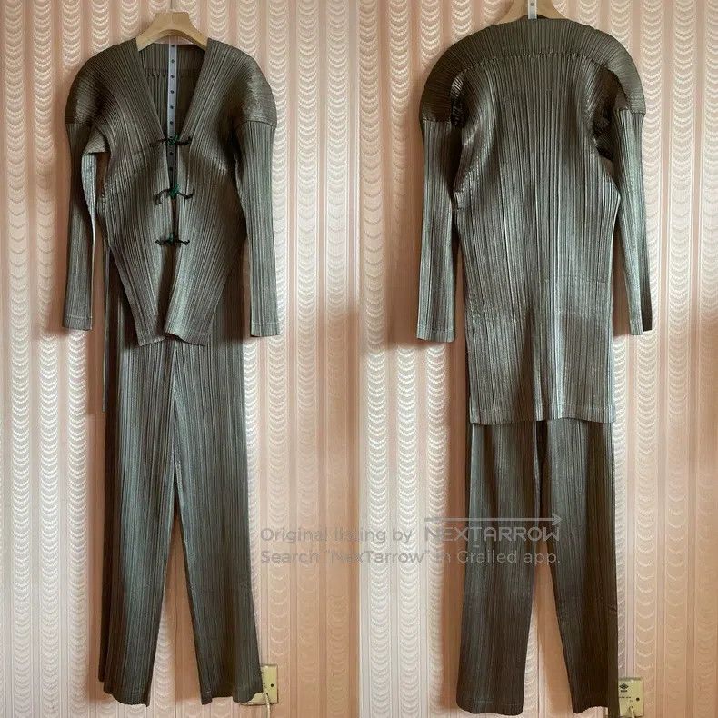 Issey Miyake Issey Miyake Ox Horn Frog Button Glossy Pleated Set Chines Size M / US 6-8 / IT 42-44 - 1 Thumbnail