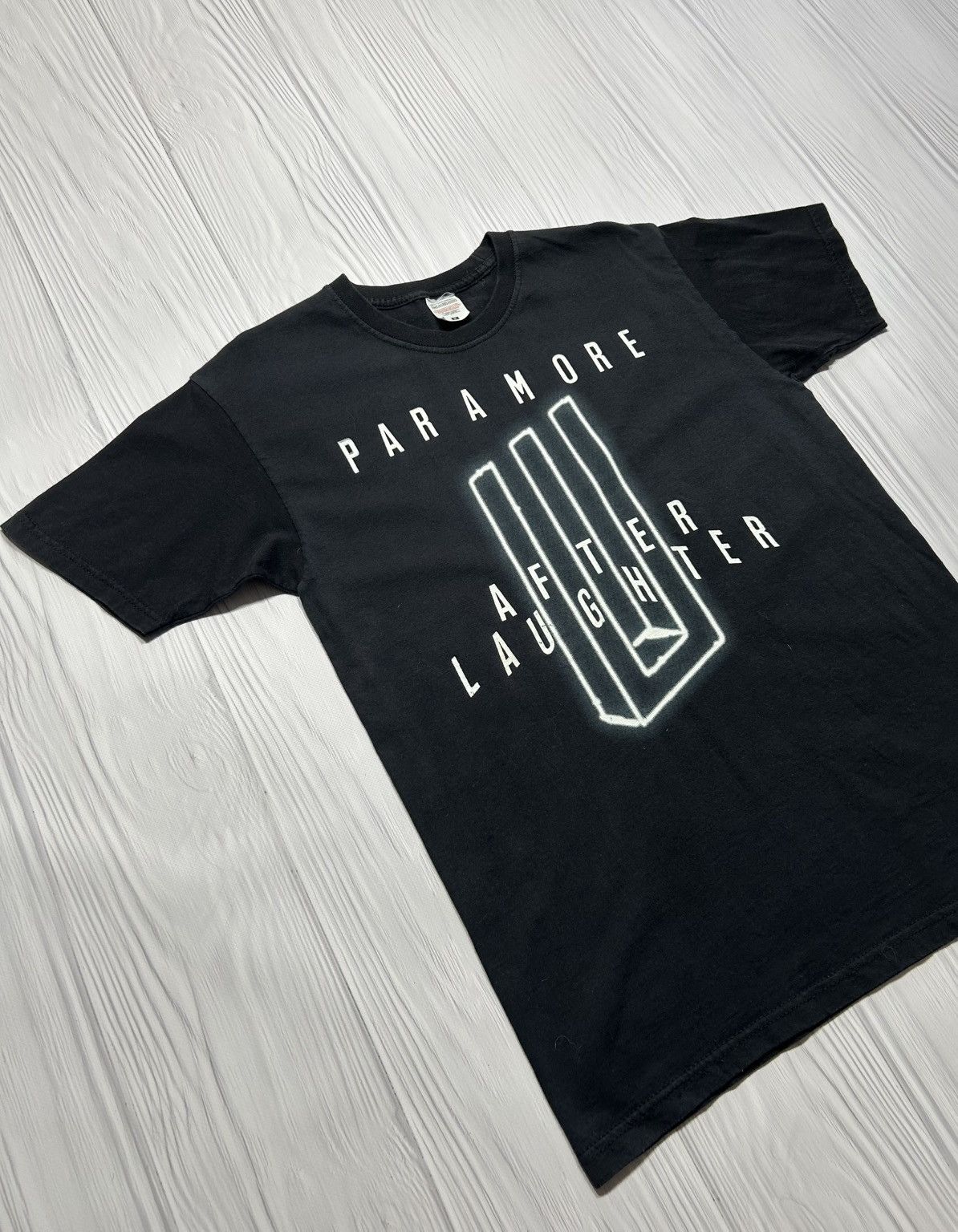 Band Tees Paramore After Laughter Album T-Shirt Size M Size US M / EU 48-50 / 2 - 4 Thumbnail