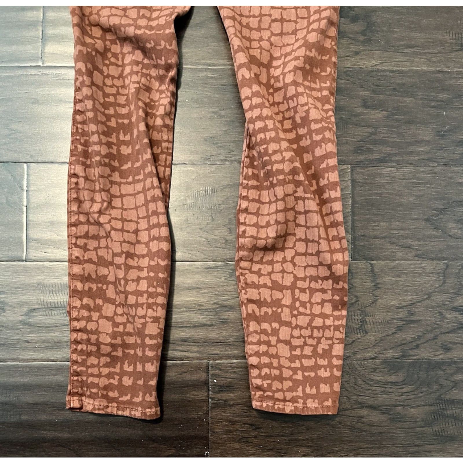 Crocs Rich & Skinny Marilyn Croc Print Skinny Jeans Size 25 Womens Jeans Skinny 30in Multicolor Colorful 25 in inseam 30 in Department Women Size 42" / US 20 - 6 Thumbnail