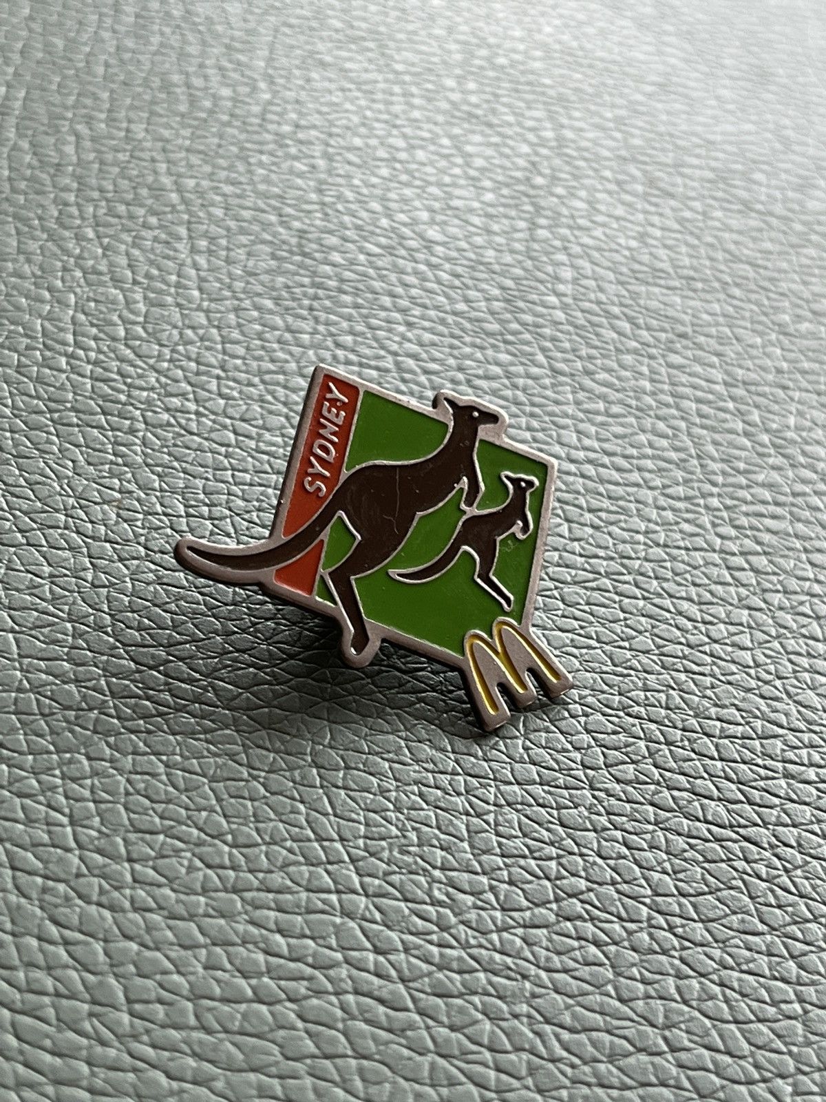 Junk Food × Vintage Mc Donald’s x Sydney vintage pin (90´s) Size ONE SIZE - 2 Thumbnail