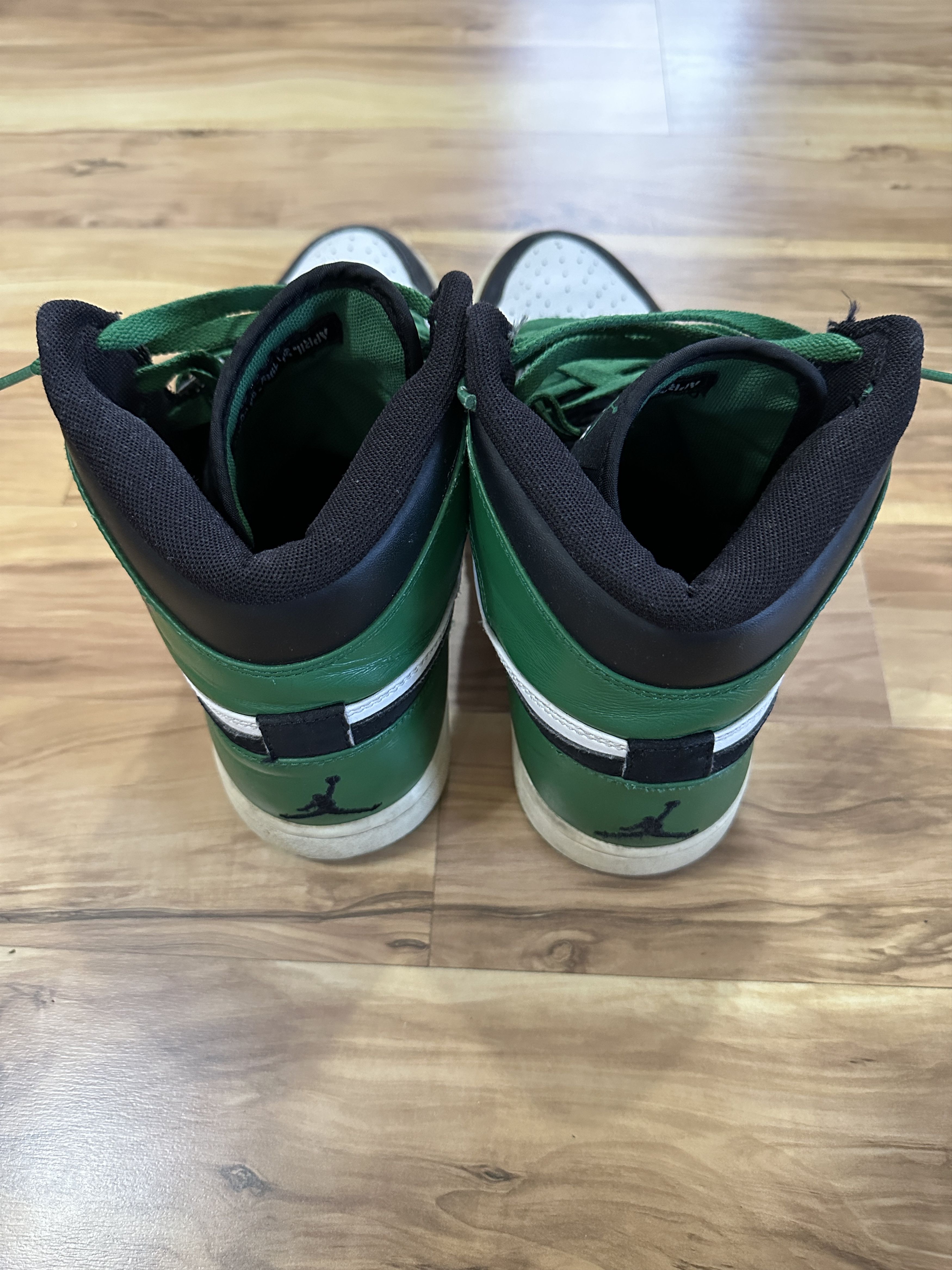 Jordan Brand Jordan 1 High "Defining Moments Celtics" Size 10.5 Size US 10.5 / EU 43-44 - 3 Thumbnail