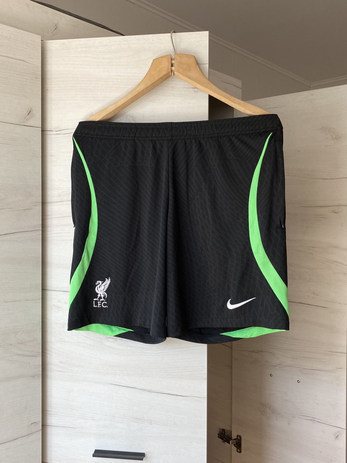 Nike Nike Liverpool FC Training Shorts Black Green Size M Size US 39 - 1 Thumbnail