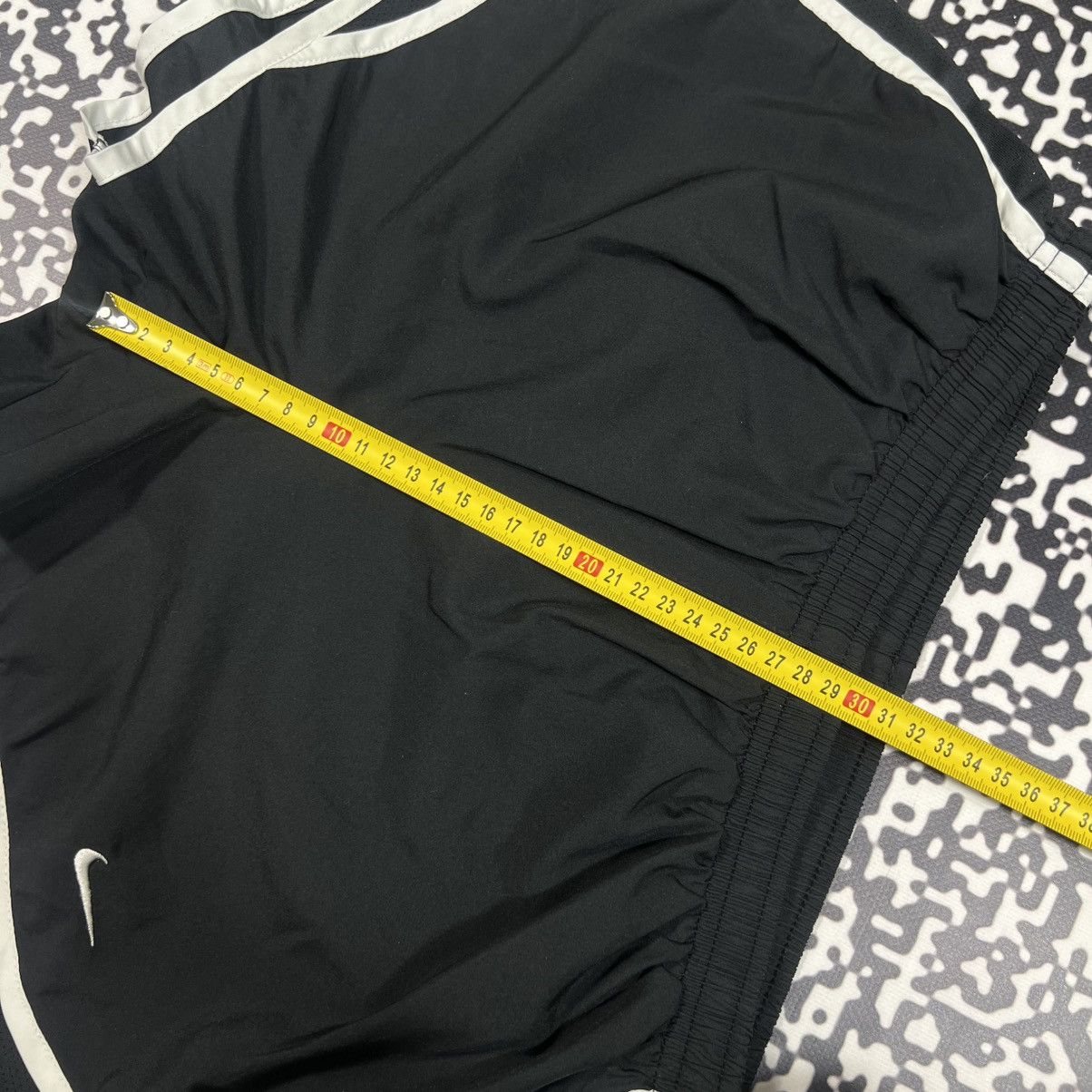 Nike Vintage Y2K Nike Swoosh Logo Retro Sport Style Casual Shorts Size US 31 - 14 Thumbnail