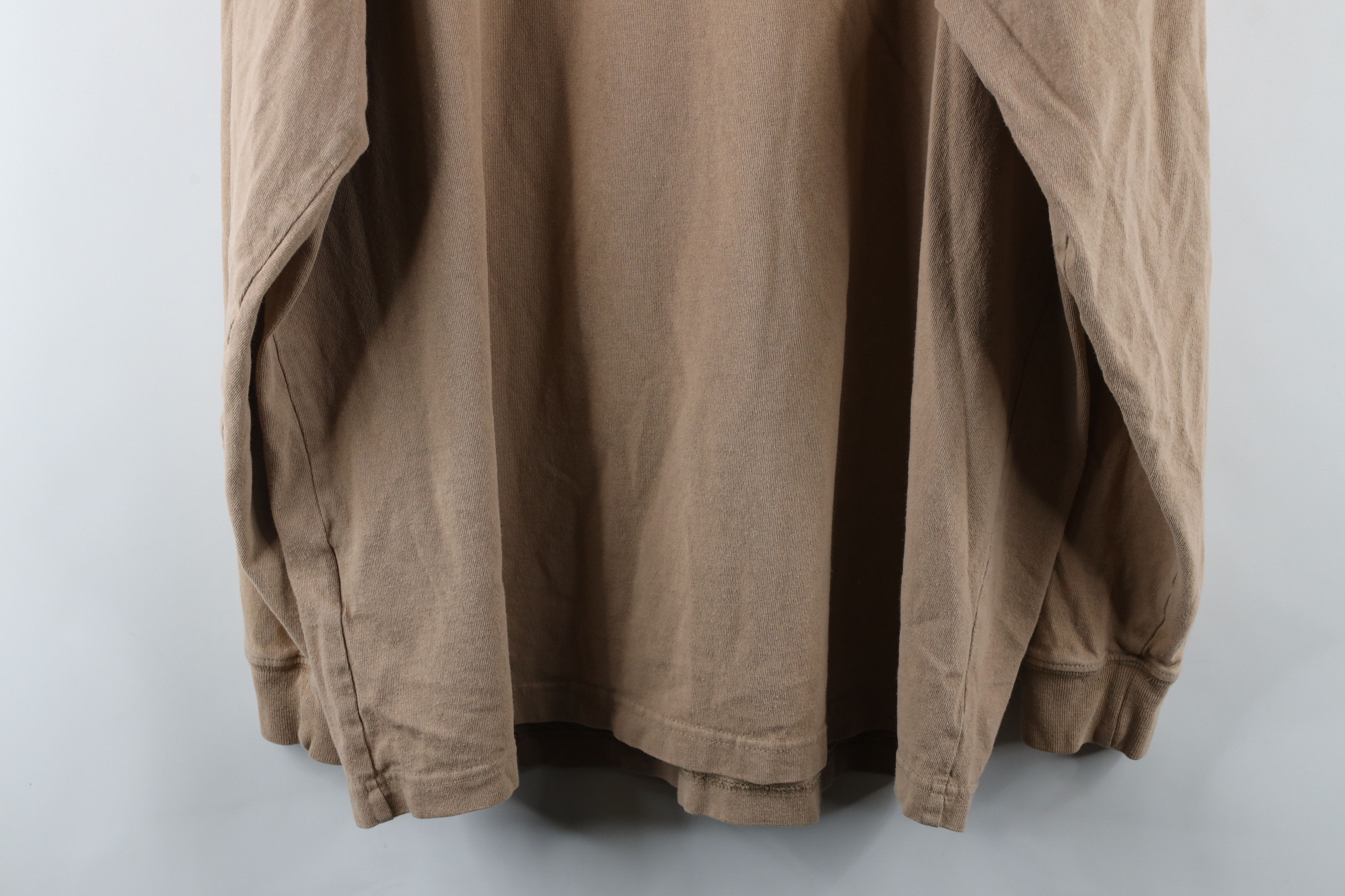 Carhartt × Vintage Vintage Carhartt Long Sleeve Henley T-Shirt Desert Brown Size US L / EU 52-54 / 3 - 11 Thumbnail