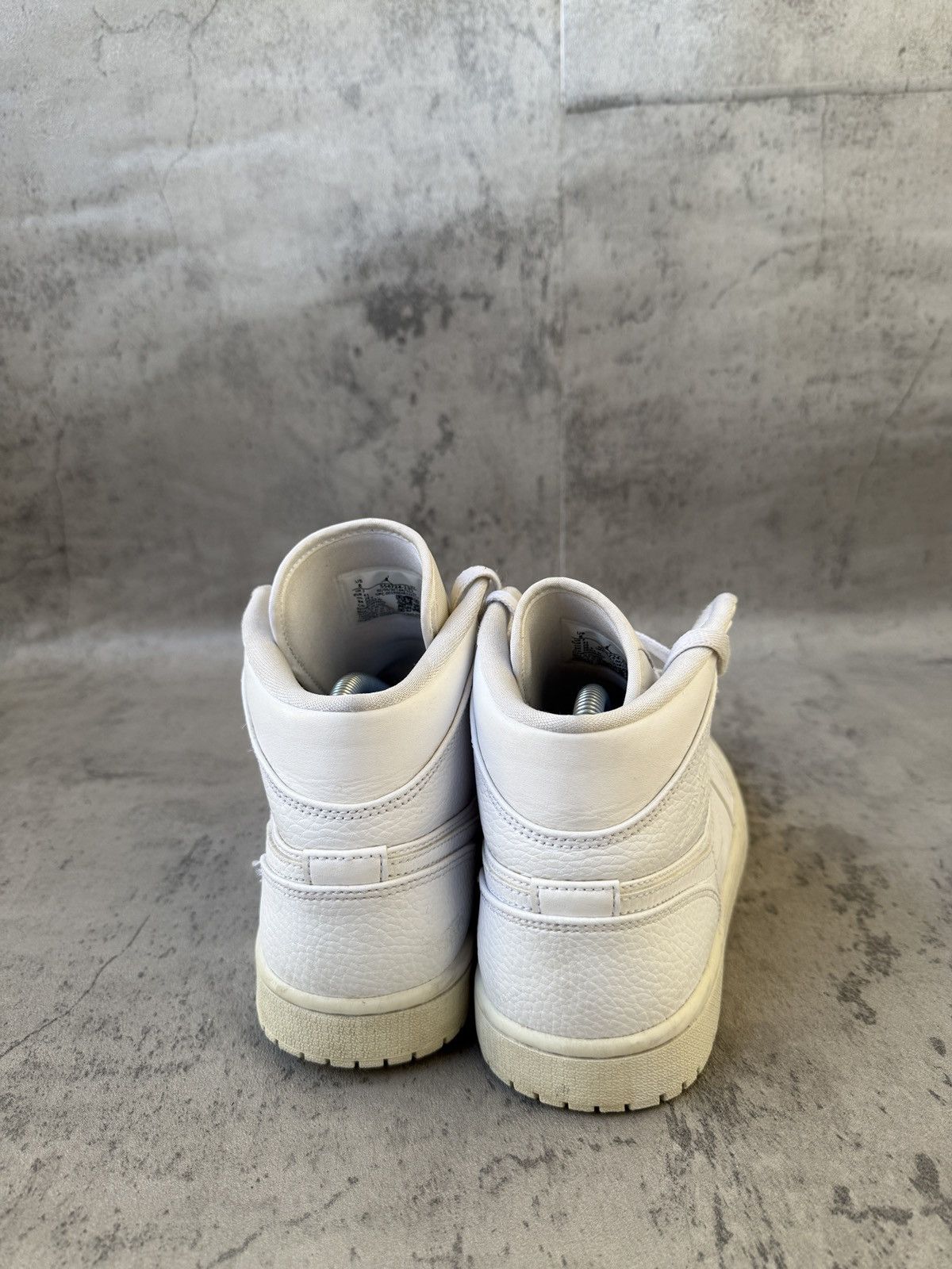 Nike NIKE AIR JORDAN 1 MID TRIPPLE WHITE Size US 8 / EU 41 - 4 Thumbnail