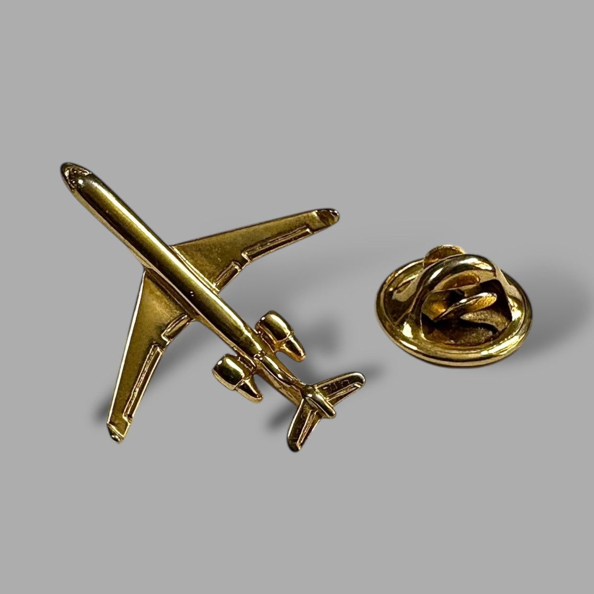 O. Ballou Ballou Gold Tone Collectible Jet Airplane Lapel Pin 1” Size ONE SIZE - 6 Thumbnail