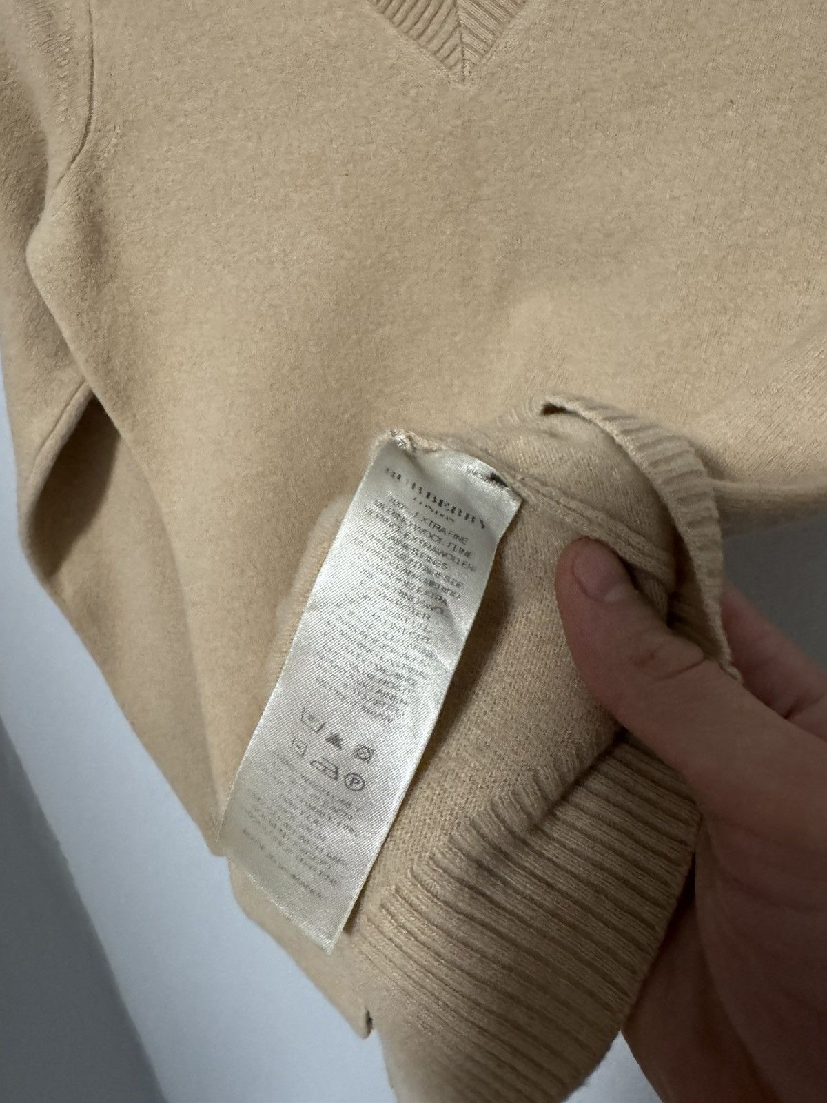 Burberry Burberry London 100 % Cashmere V-Neck Sweater Soft Knit Size S / US 4 / IT 40 - 6 Thumbnail