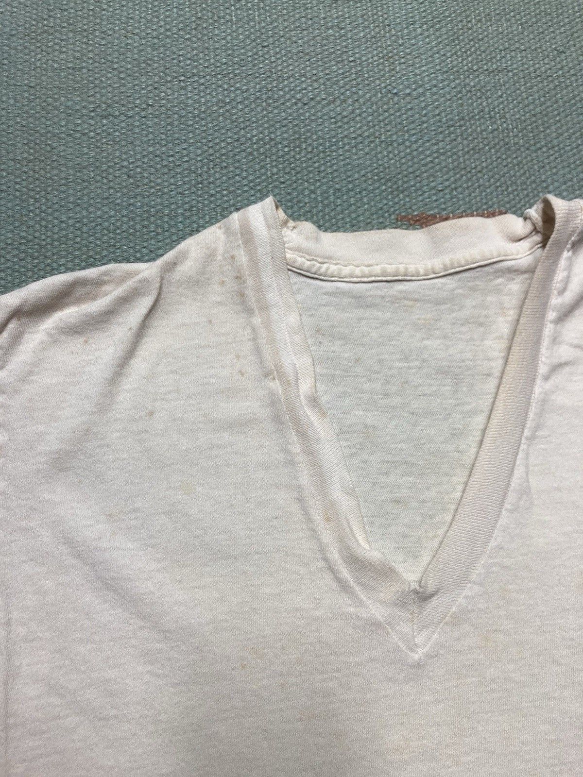 Vintage 70s 80s blank white t shirt v neck grunge soft worn medium Size US M / EU 48-50 / 2 - 6 Thumbnail