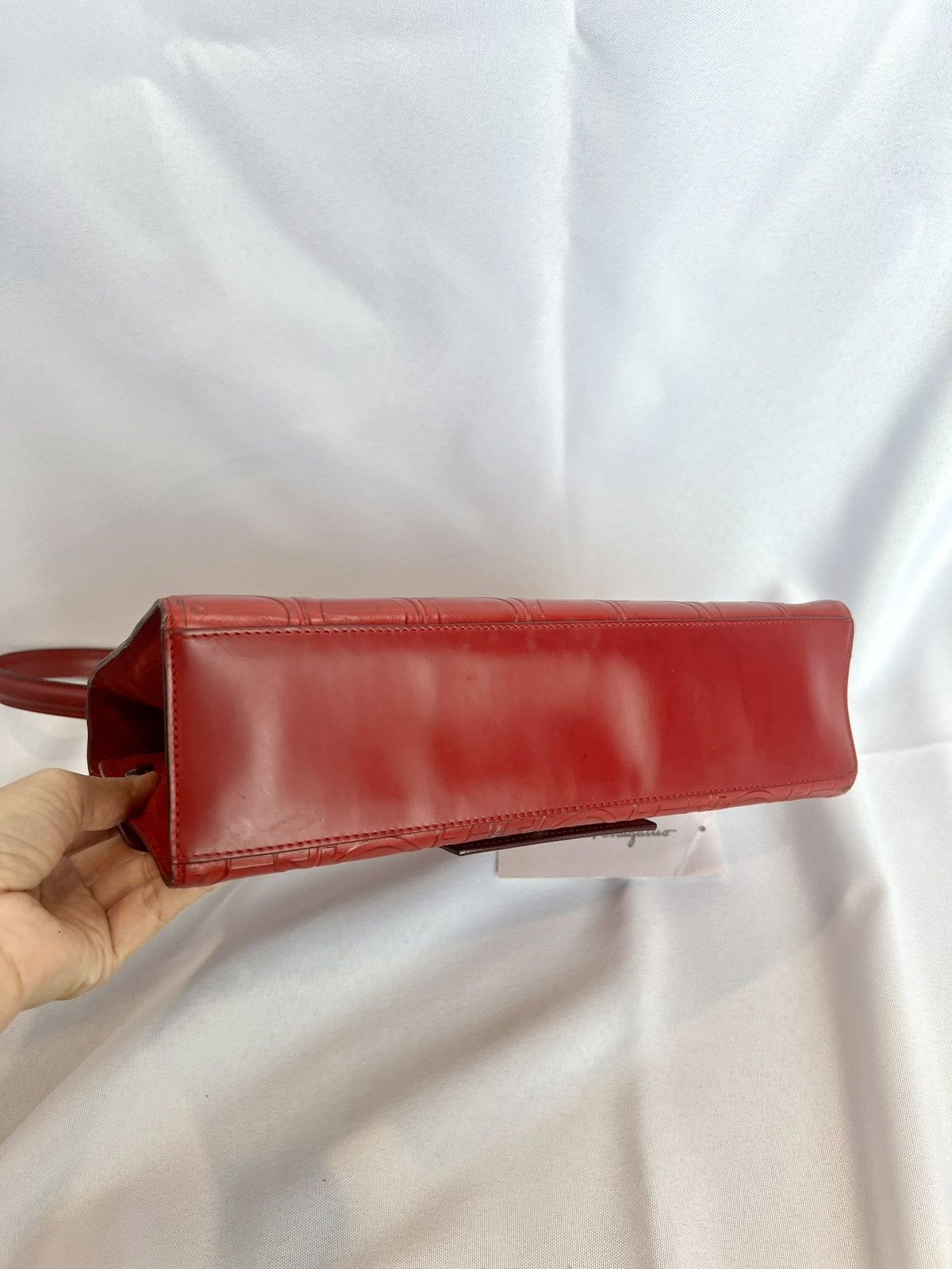 Salvatore Ferragamo Ferragamo Red Gancini Embossed Leather Shoulder Bag Size ONE SIZE - 7 Thumbnail