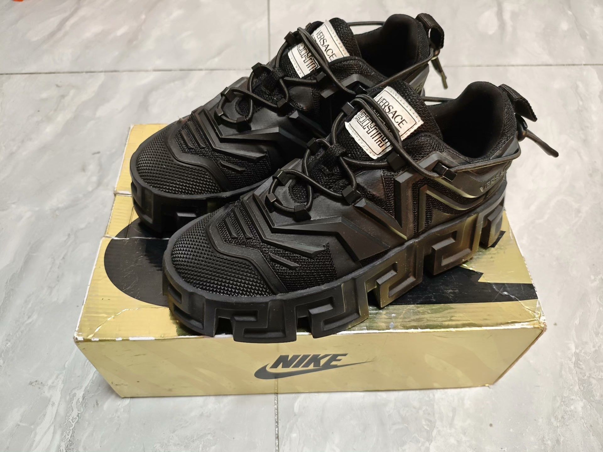 Versace Versace Black Lowtop Sneakers 8 Men Size US 8 / EU 41 - 1 Thumbnail