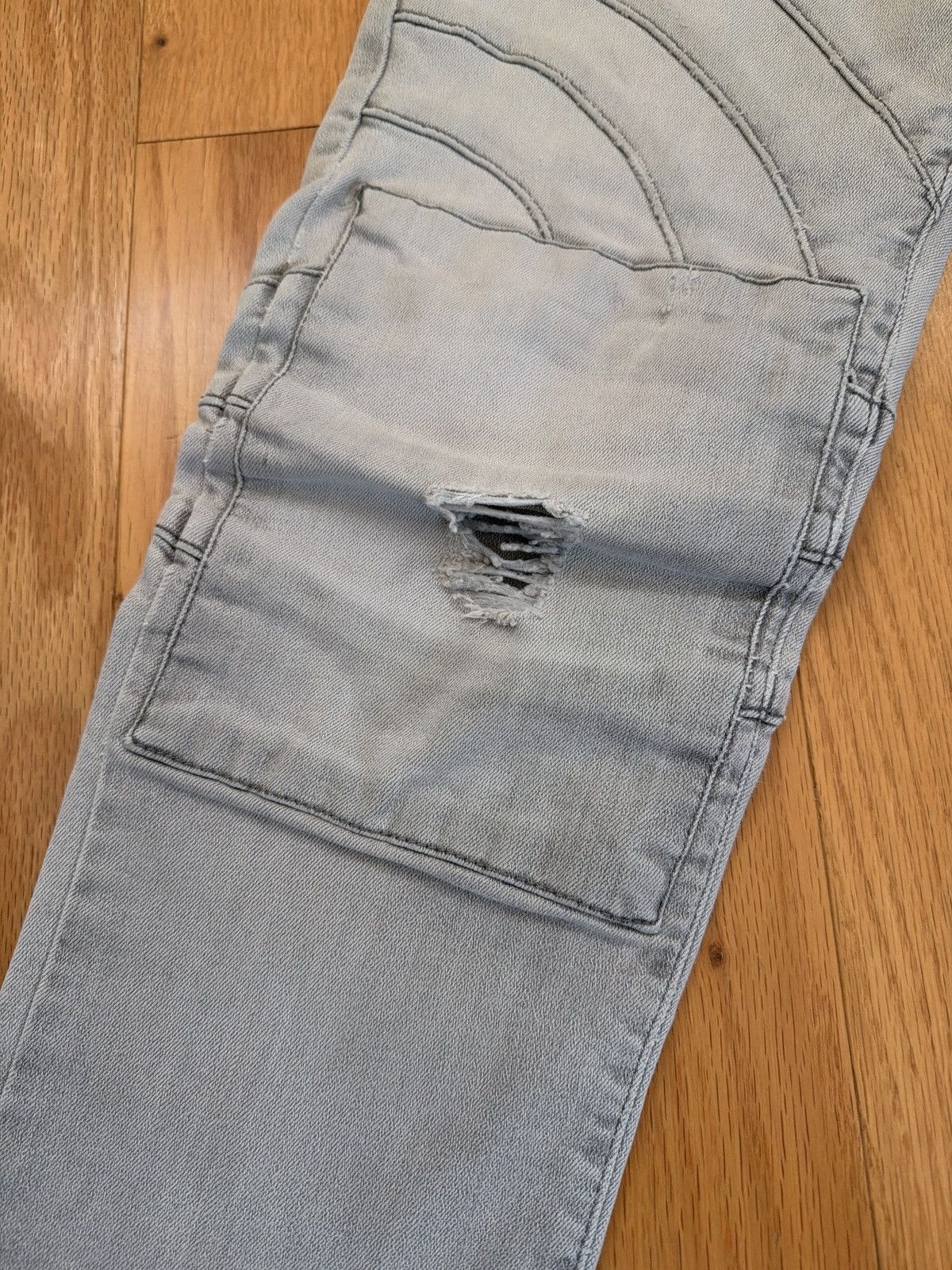Pierre Balmain Pierre Balmain Light Grey Thrashed Biker Moto Skinny Denim. Size US 33 - 8 Thumbnail