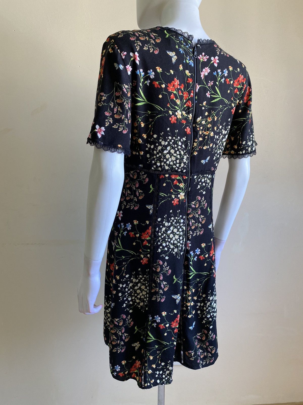 Alice + Olivia Alice + Olivia Black Floral Short Sleeve V-Neck Mini Dress Size S / US 4 / IT 40 - 11 Thumbnail