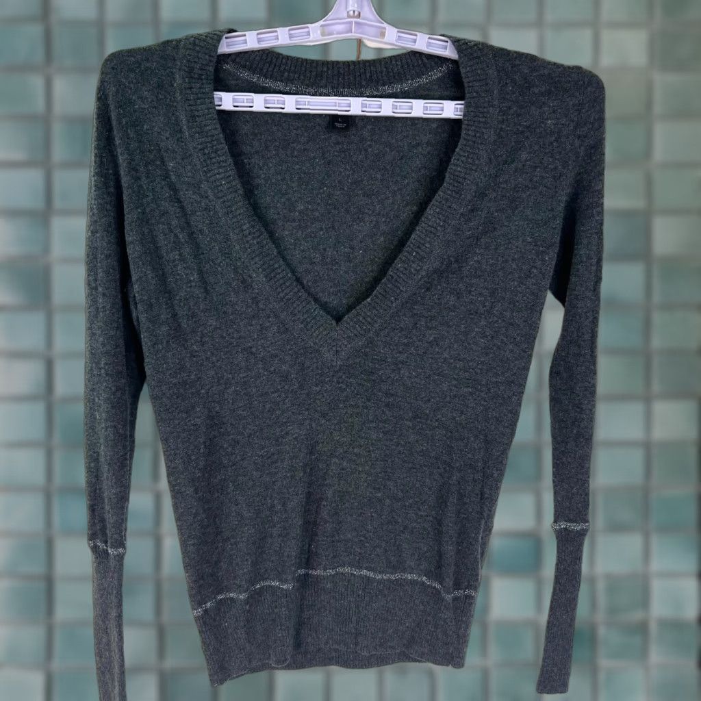 Express EXPRESS Wool V-Neck Sweater Woman Size L Gray Metallic Highlights Dolman Sleeve Knit Pullover 100% Wool Shirt/Top Women’s Apparel Size L / US 10 / IT 46 - 1 Thumbnail