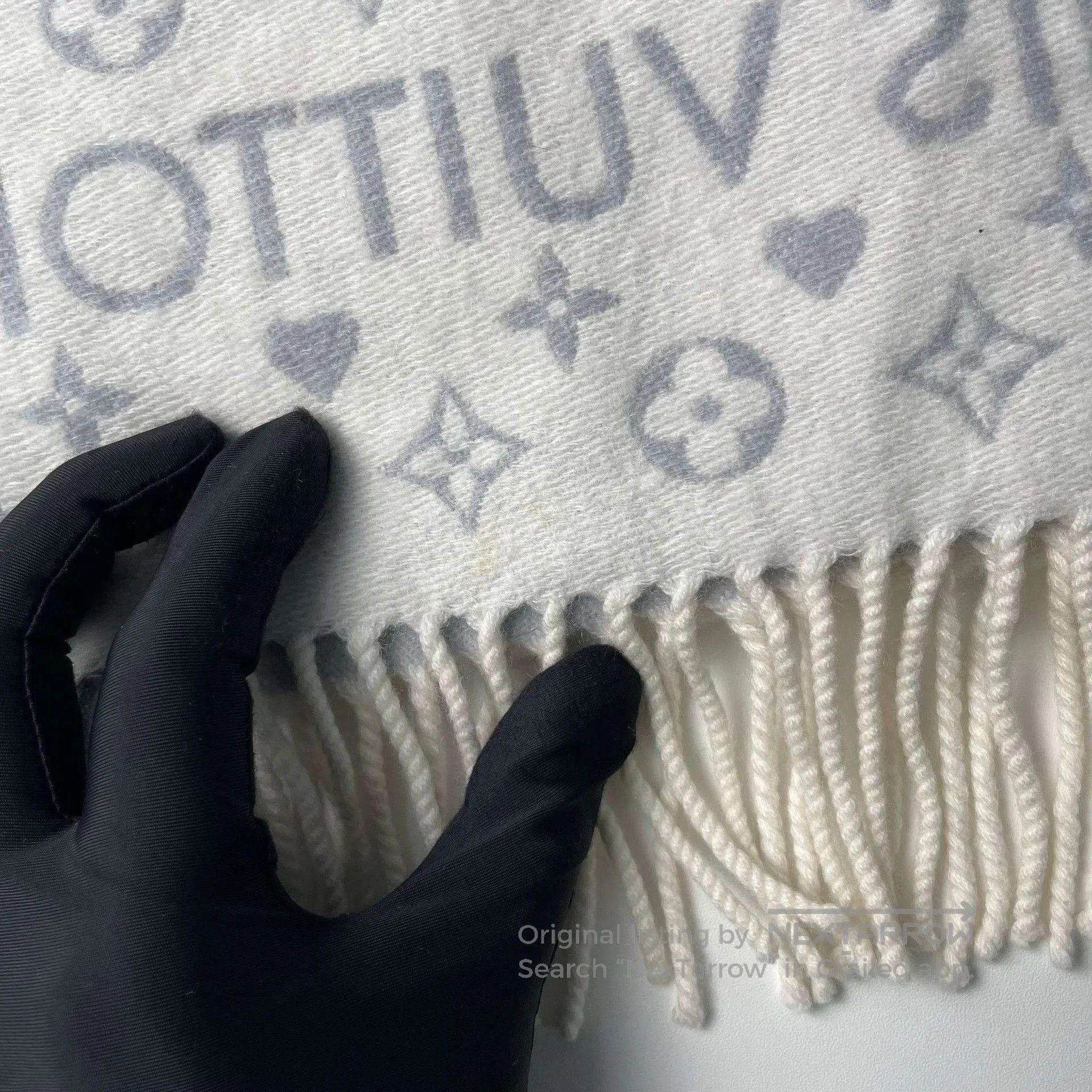 Louis Vuitton Louis Vuitton Gray Heart Monogram Fringed Scarf. Size ONE SIZE - 3 Thumbnail