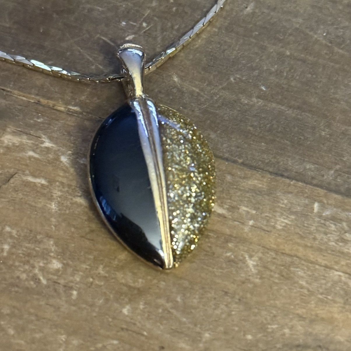 Vintage Vintage Royal gold tone glitter leaf pendant necklace Size ONE SIZE - 4 Thumbnail