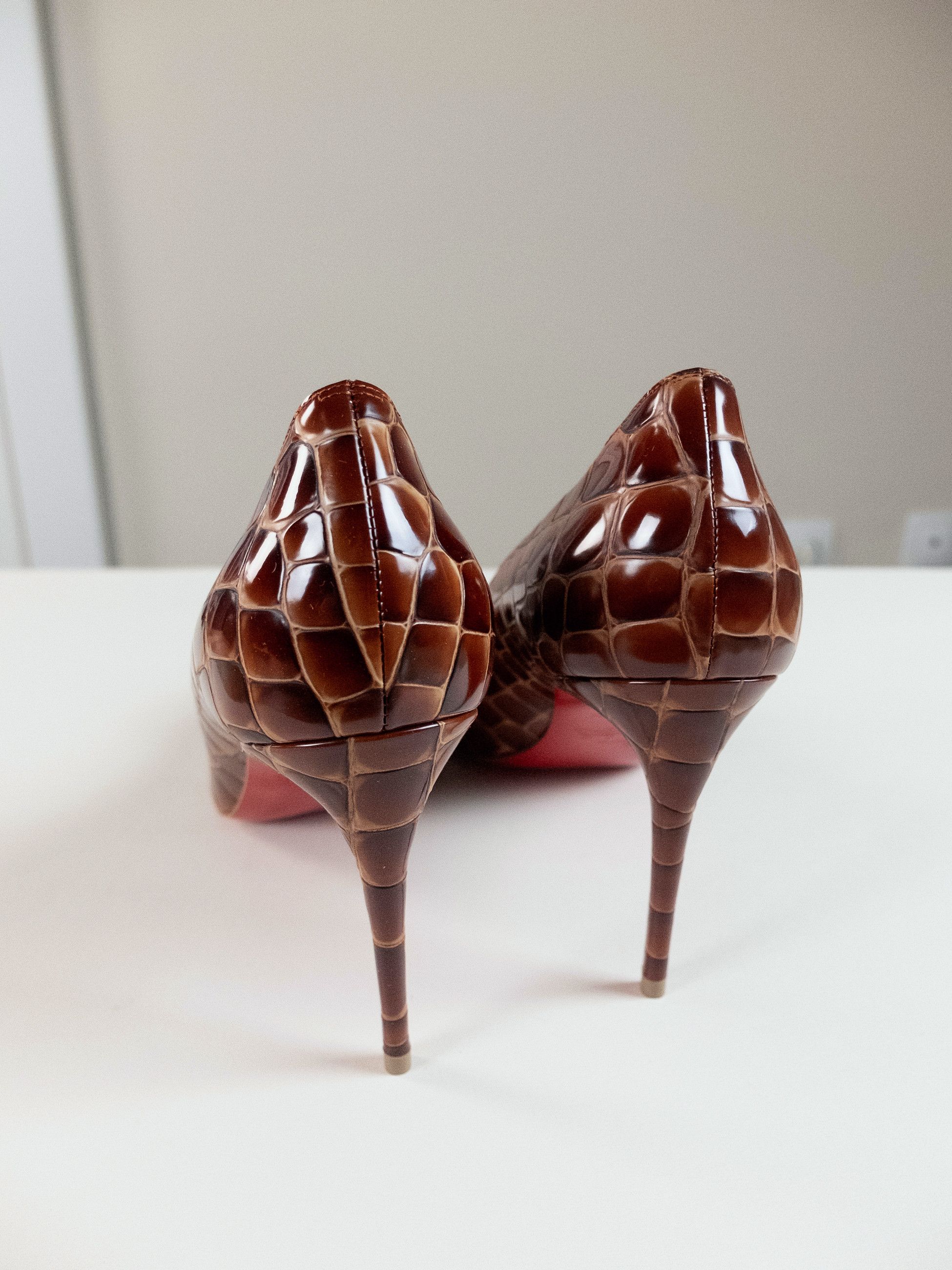Christian Louboutin CHRISTIAN LOUBOUTIN Kate brown alligator embossed pumps 10 Size US 10 / IT 40 - 8 Thumbnail