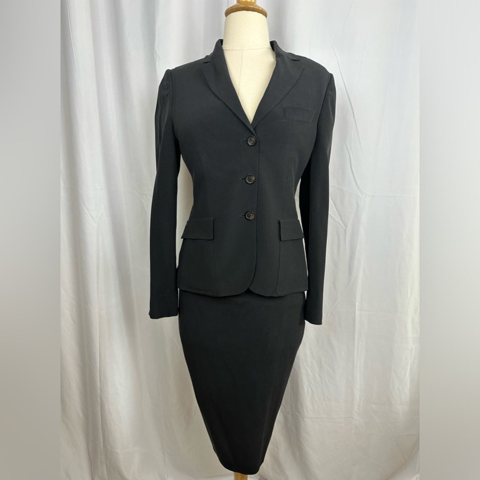 image of NWT Vintage Gucci 100% Silk Crepe Jacket & Skirt Suit Size 38 in Black, Women's