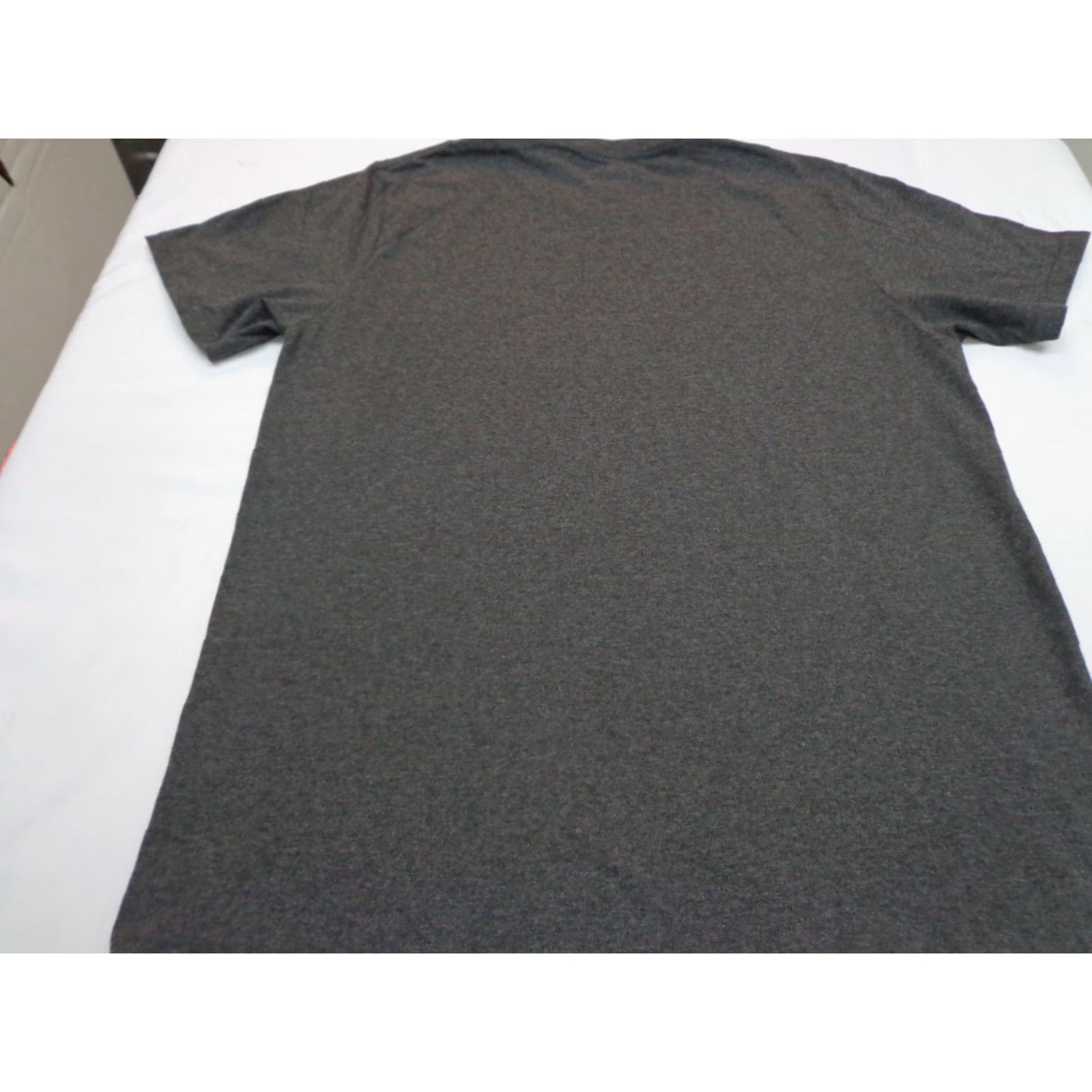 Reebok Reebok T-Shirt M Charcoal Heather Gray Solid Crew Neck Short Sleeve Men Regular Size M Size US M / EU 48-50 / 2 - 7 Thumbnail