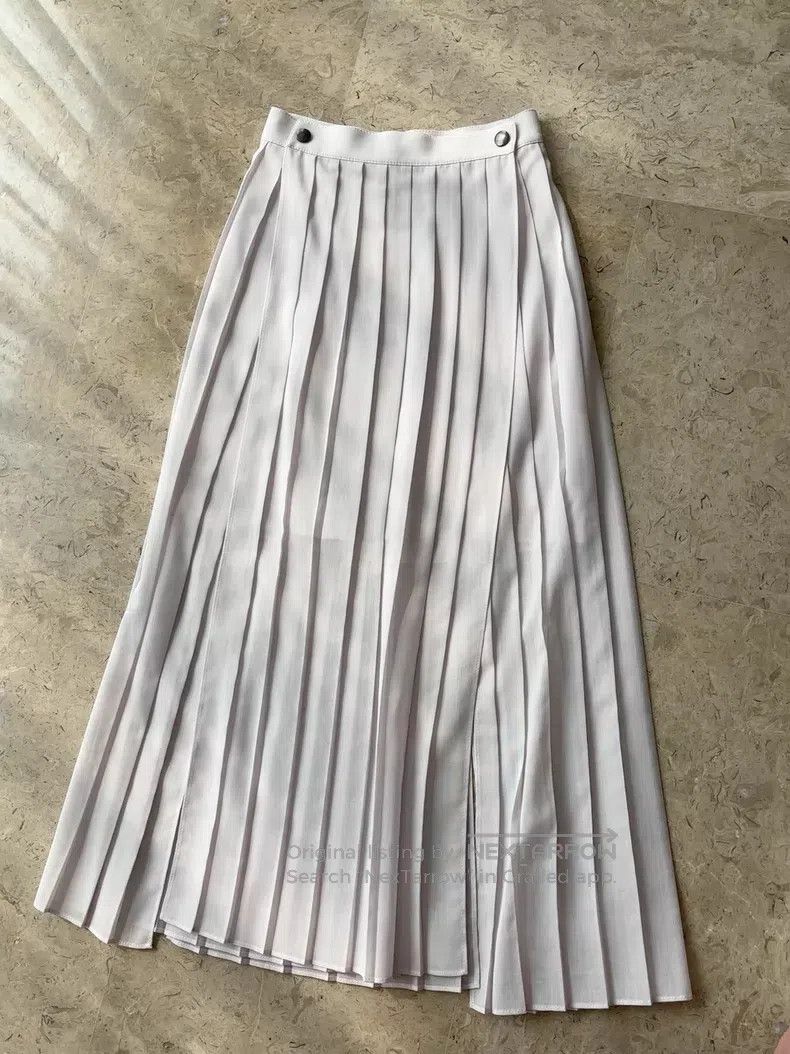 Brunello Cucinelli Brunello Cucinelli Beige pleated half skirt Size 25" / US 0 / IT 36 - 1 Thumbnail