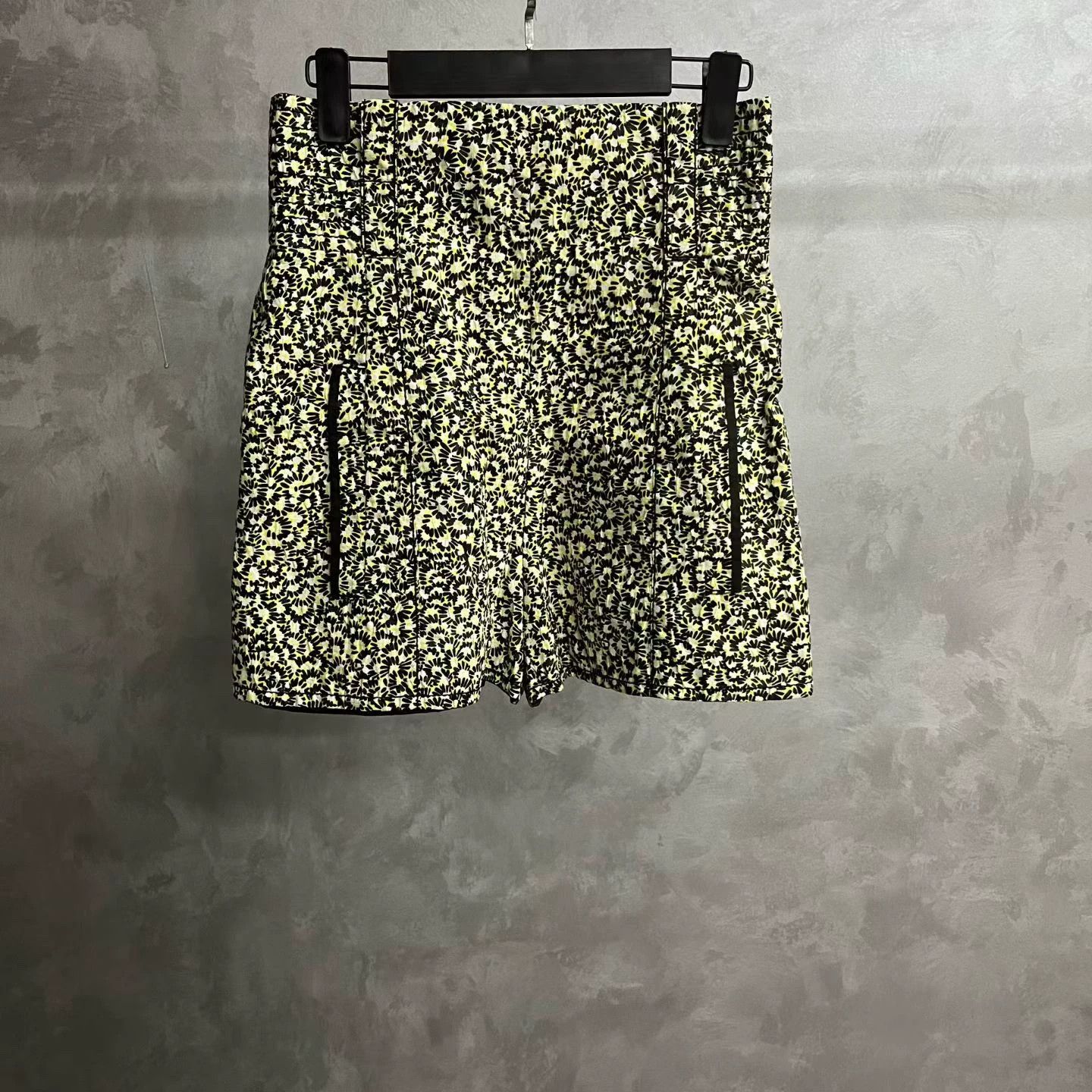 Louis Vuitton Louis Vuitton All-over Print Mid-Rise Culottes Size 27" / US 4 / IT 40 - 1 Thumbnail