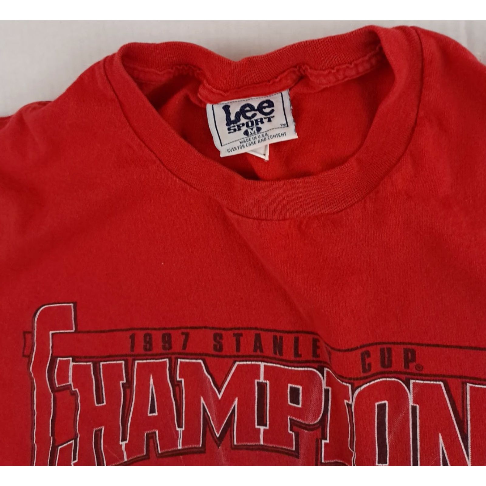 Lee VINTAGE Detroit Red Wings Hockey T-Shirt Lee USA Made 1997 Champions- Med Shirt Unisex Adults Red 90s Men Women Size US M / EU 48-50 / 2 - 4 Thumbnail