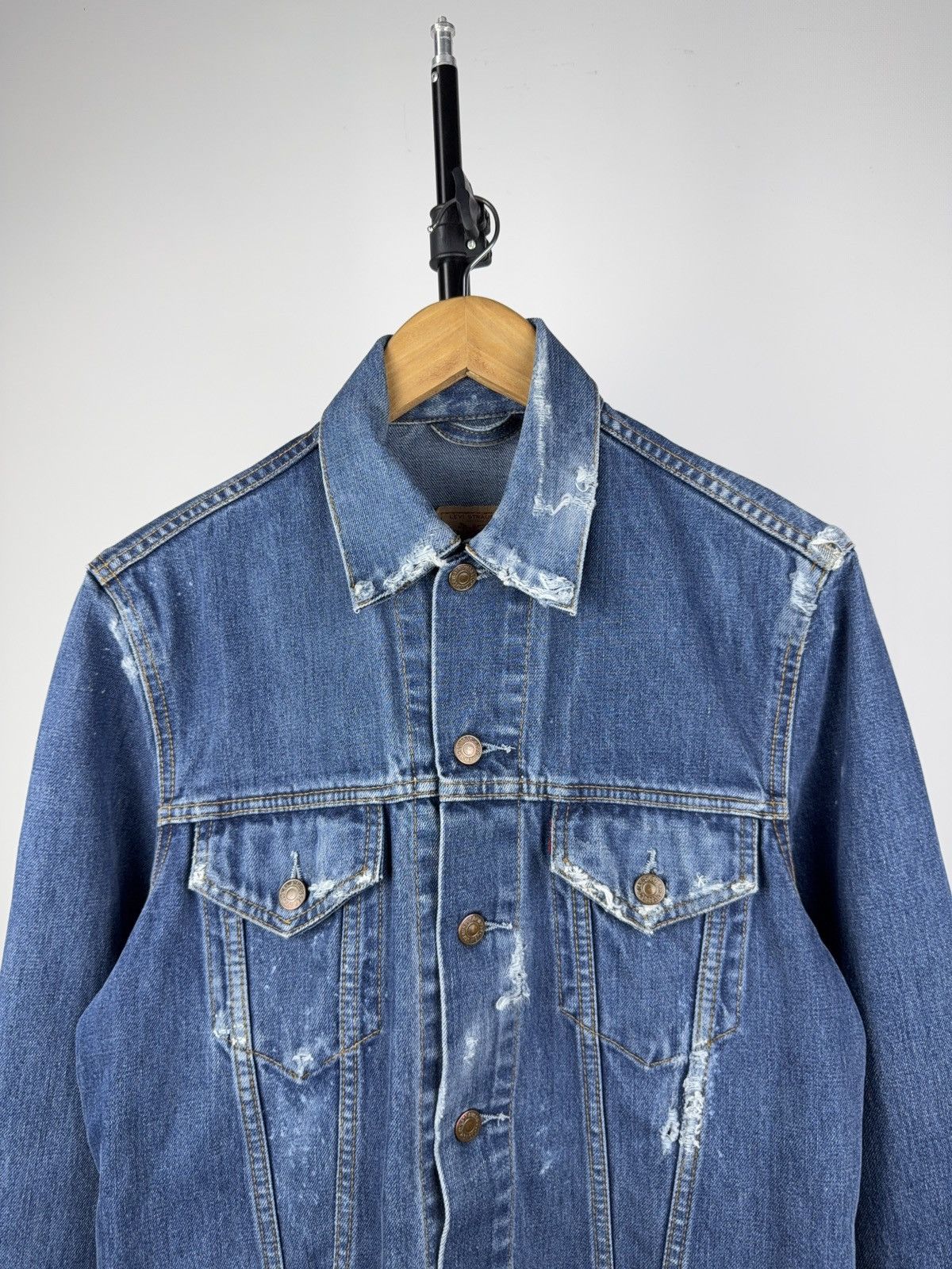 Levi's Vintage Clothing Vintage Levi’s Distressed Denim Jacket 90s Trucker Size US M / EU 48-50 / 2 - 2 Thumbnail