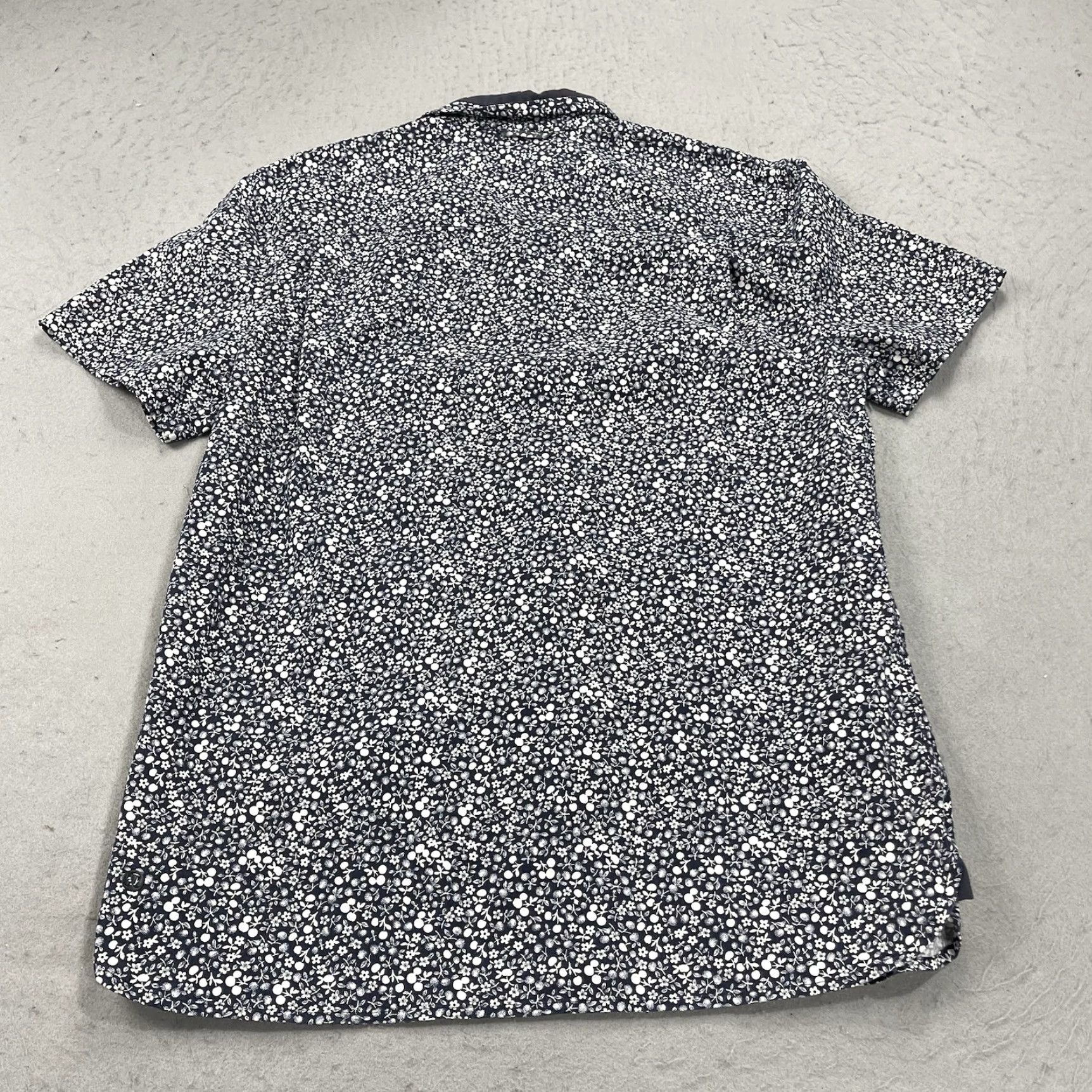 Lululemon Lululemon Shirt Mens Large Blue White Floral Camp Casual Summer Fridays Button Shirt - Do Not Add Extra Words Size US L / EU 52-54 / 3 - 5 Thumbnail